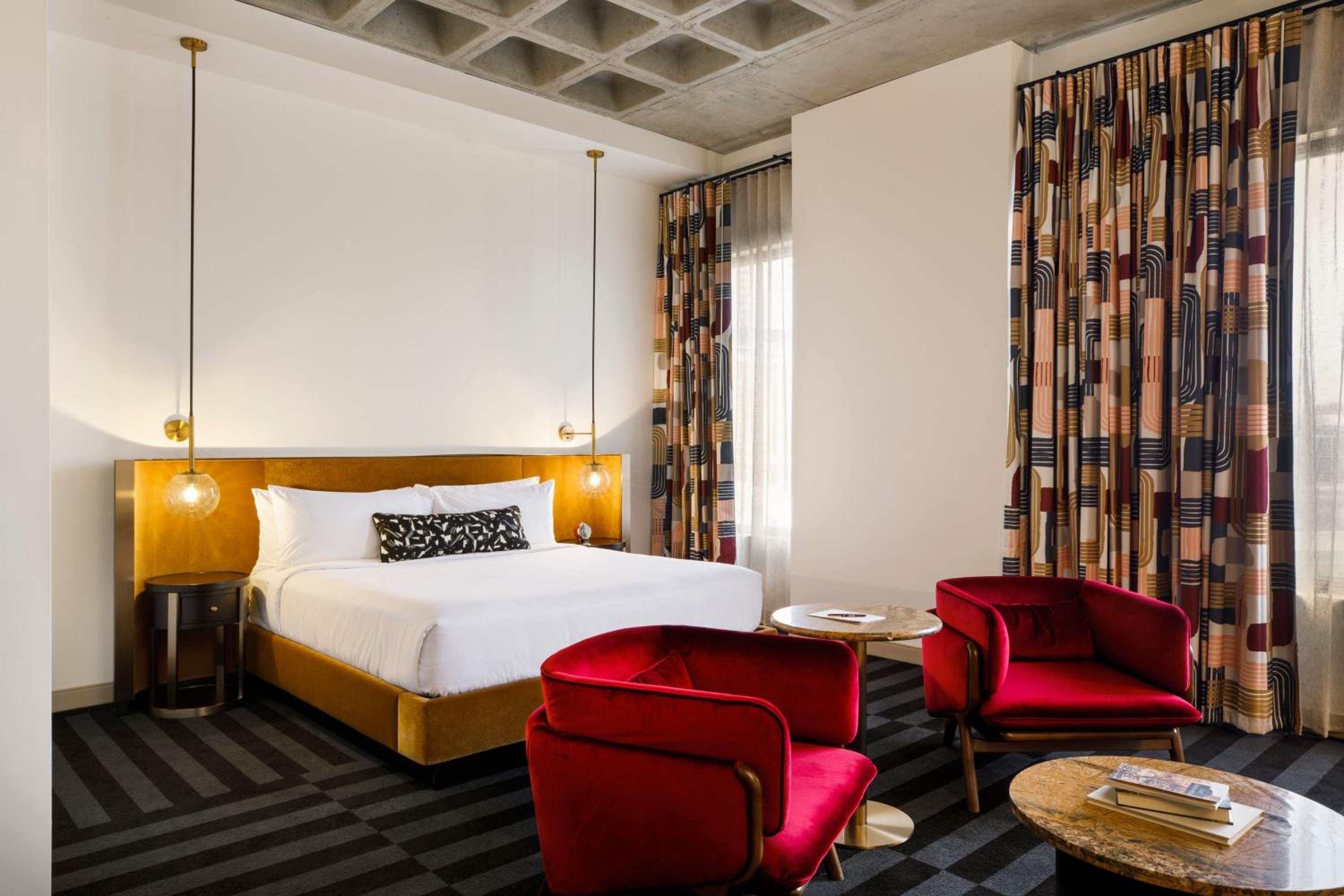 One-Bedroom King Suite with City View photo 3