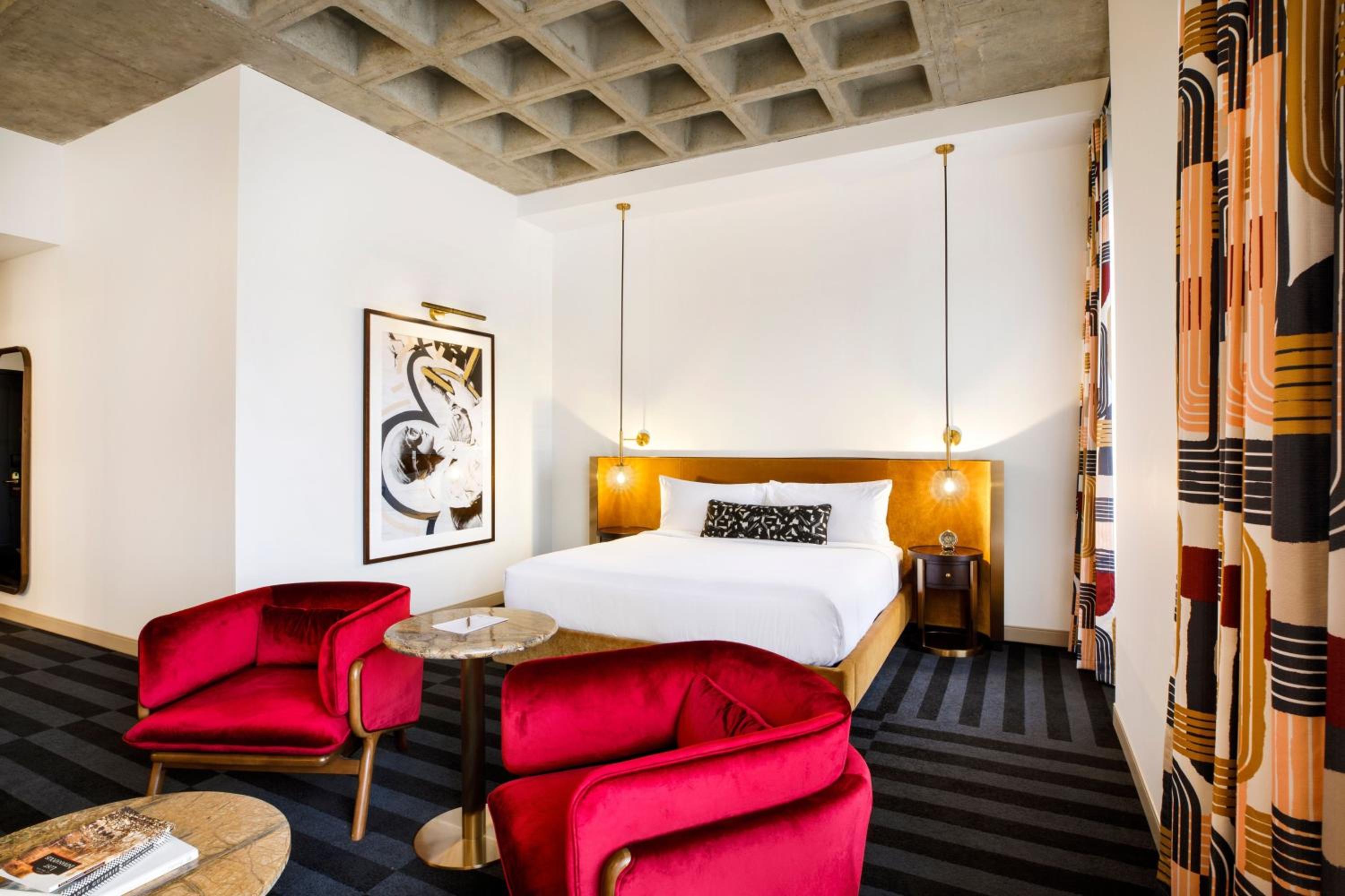 One-Bedroom King Suite with City View photo 2