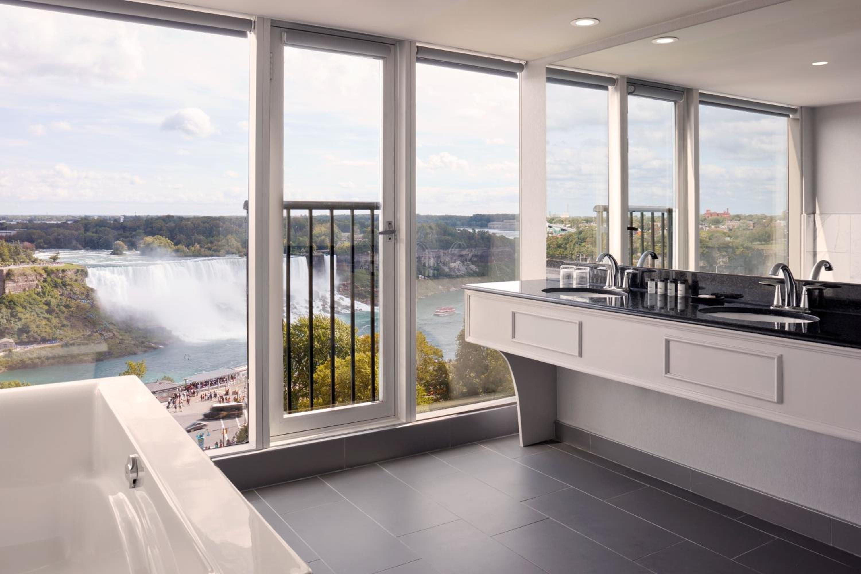 American Fallsview Corner Suite thumbnail 5