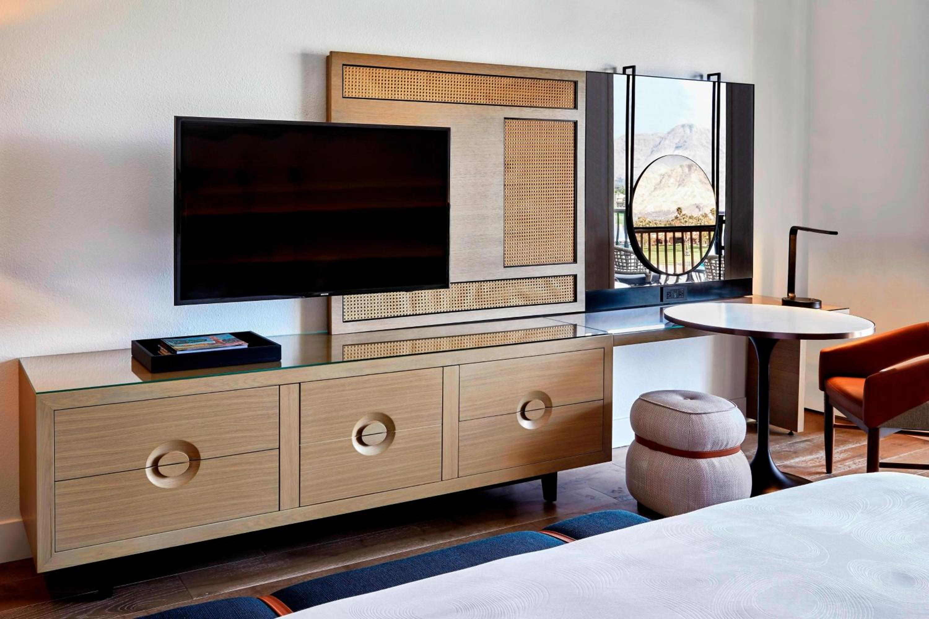 Standard King Room - Photo 5