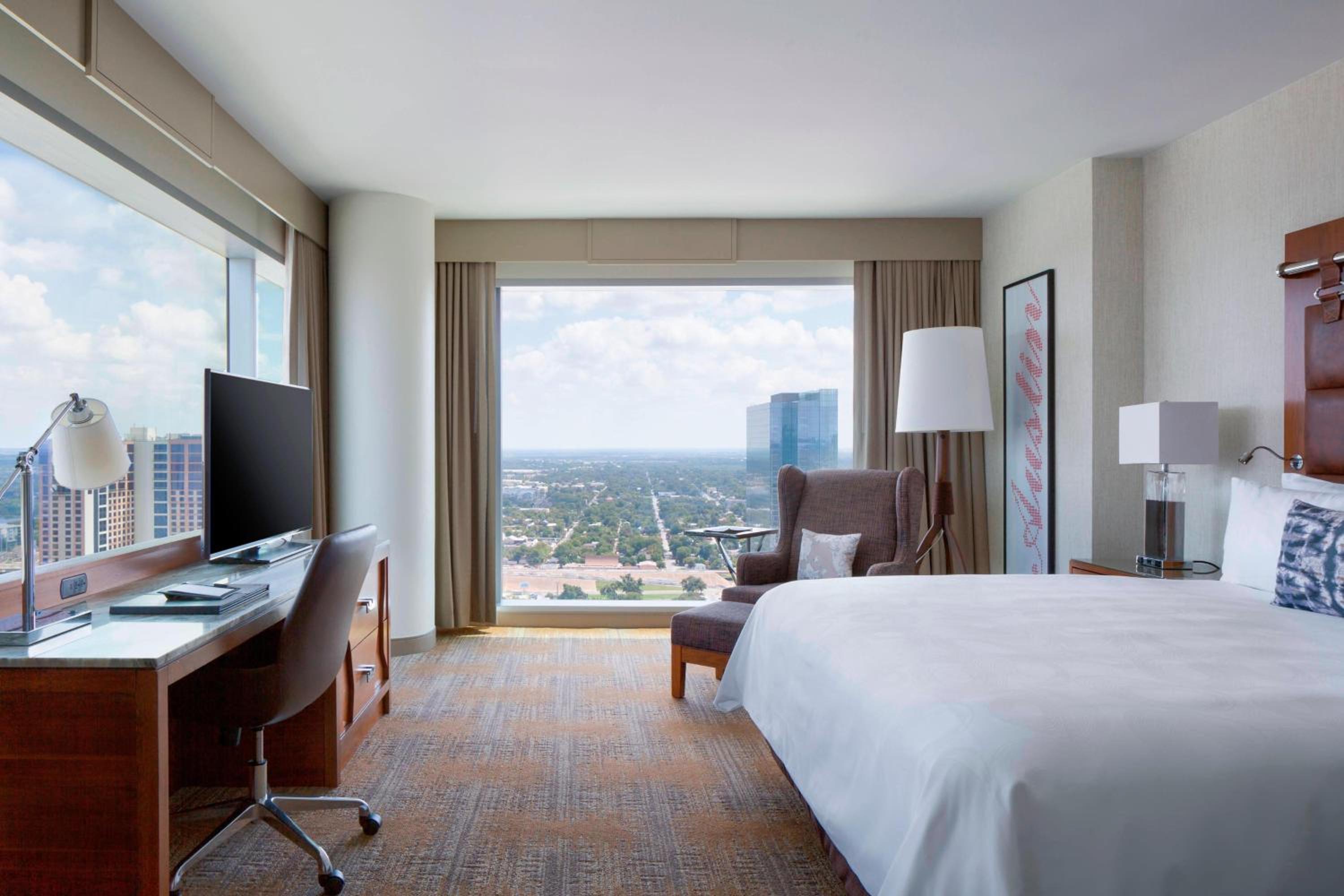 King Room with City View - Top Floor thumbnail 5