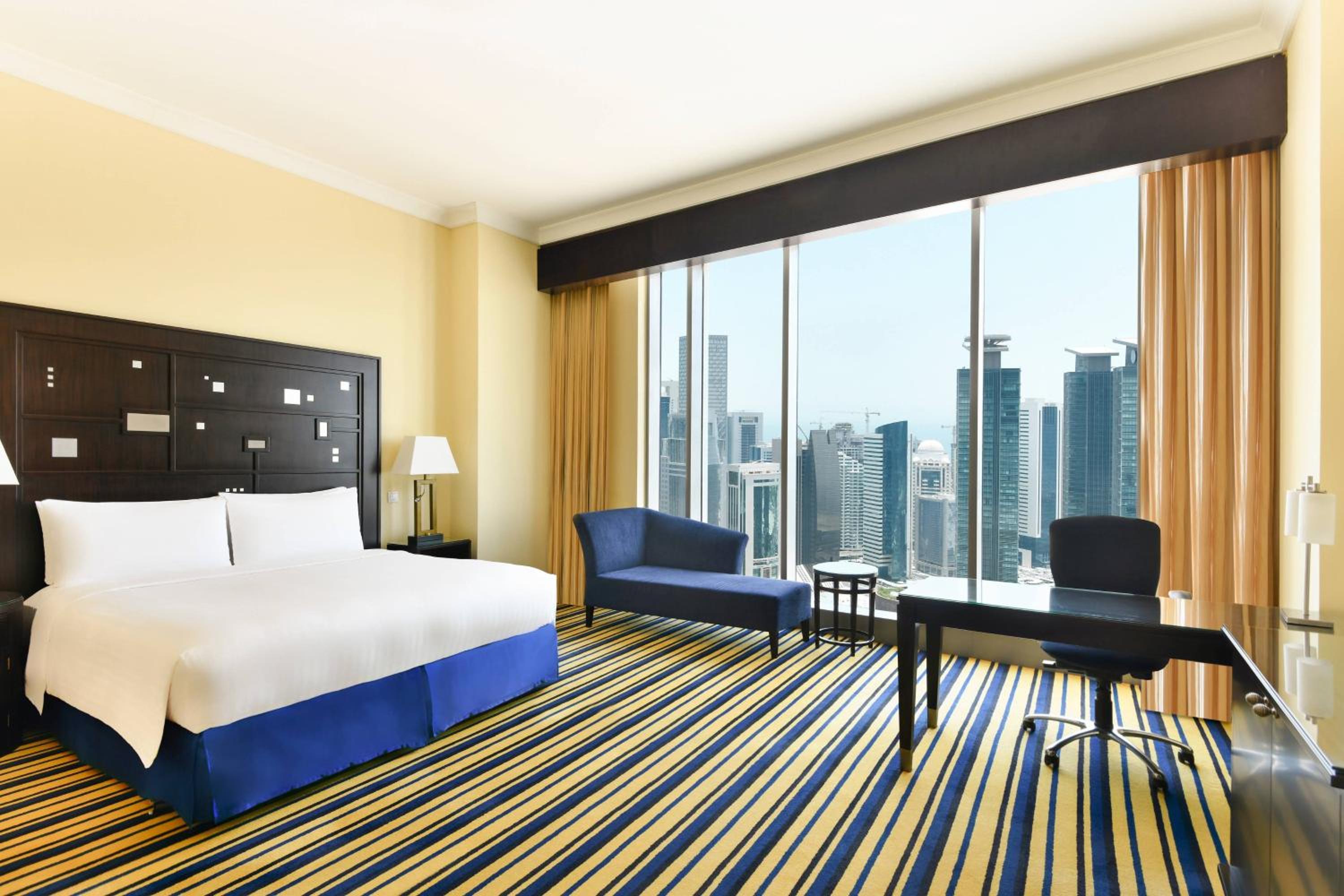 Executive Room, Executive lounge access, Guest room, 1 King - Photo 1