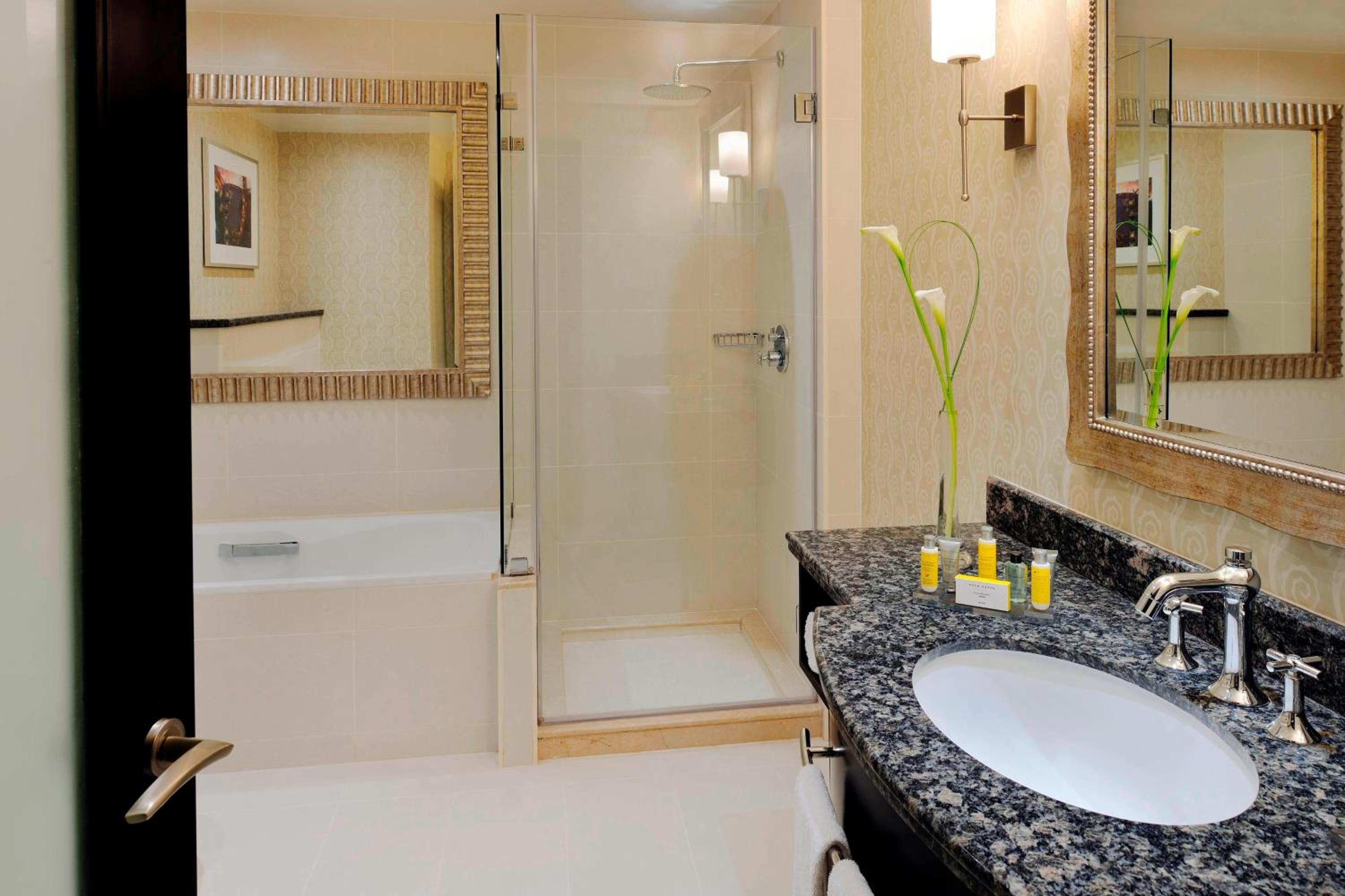 Executive Room, Executive lounge access, Guest room, 1 King - Photo 9