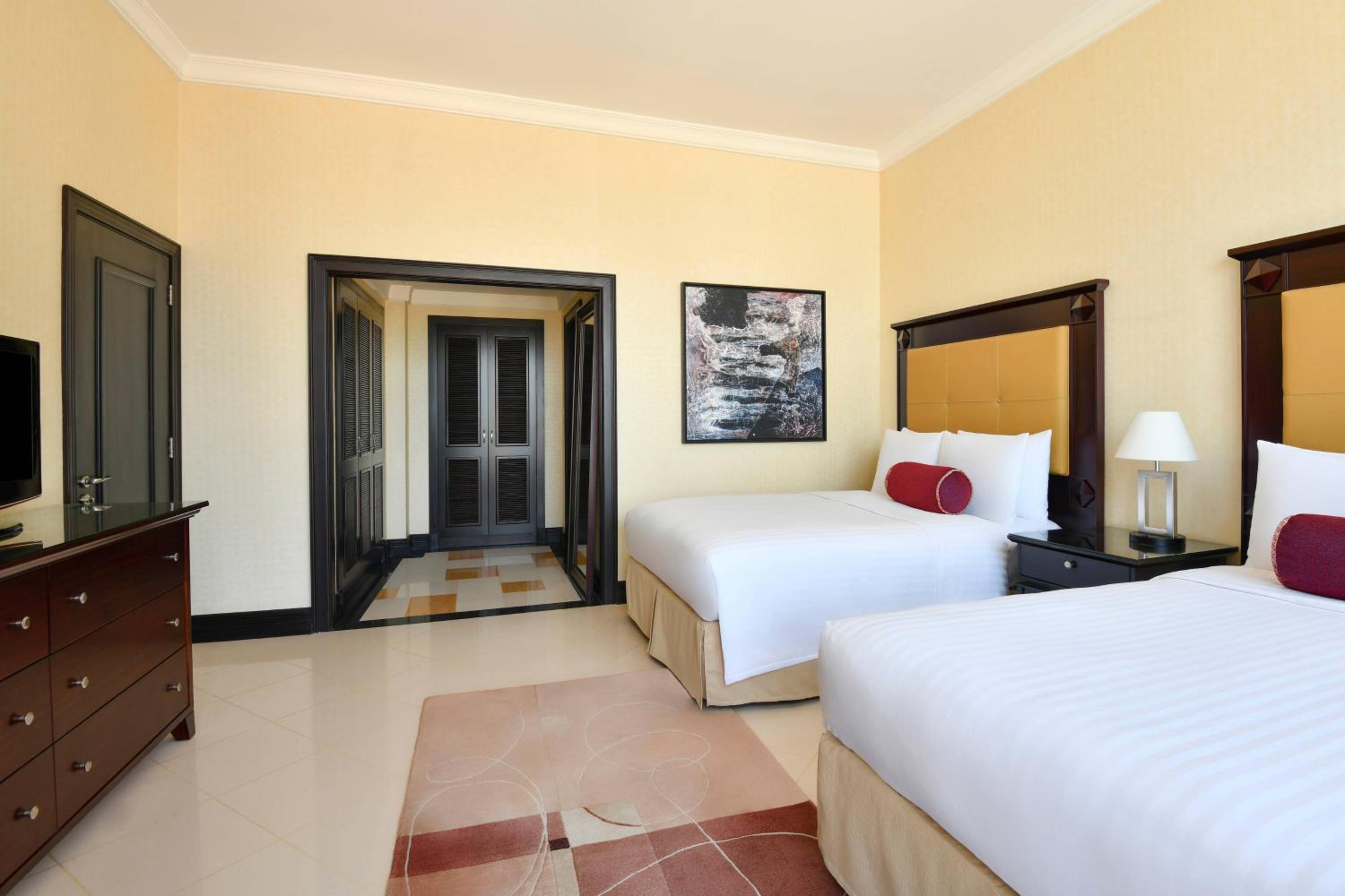 2 Bedroom Apartment, Bedroom 1: 1 King, Bedroom 2: 2 Double, Bathrooms: 2.5, Partial gulf view
