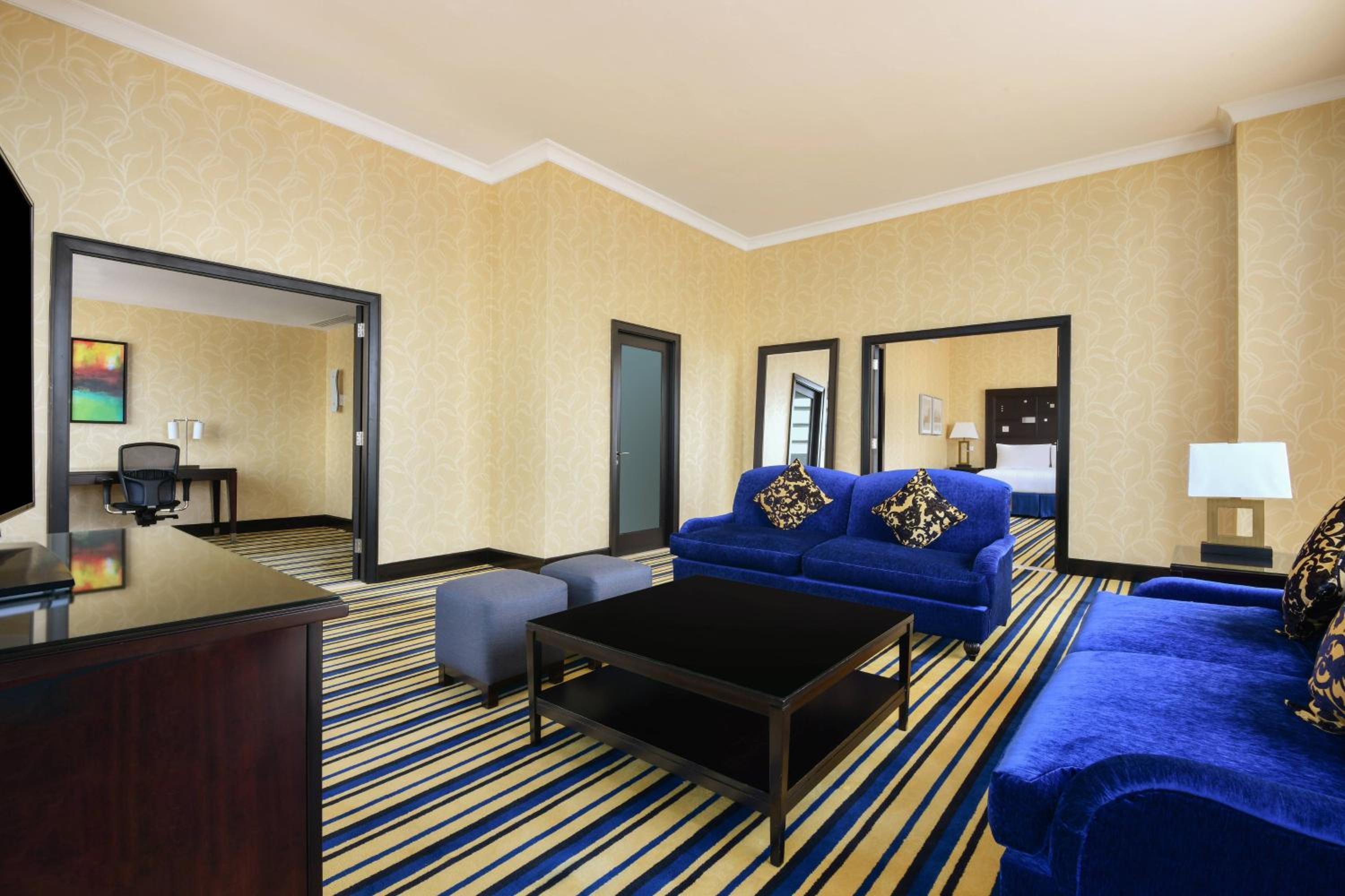 One Bedroom Suite With Executive Lounge Access - Photo 12