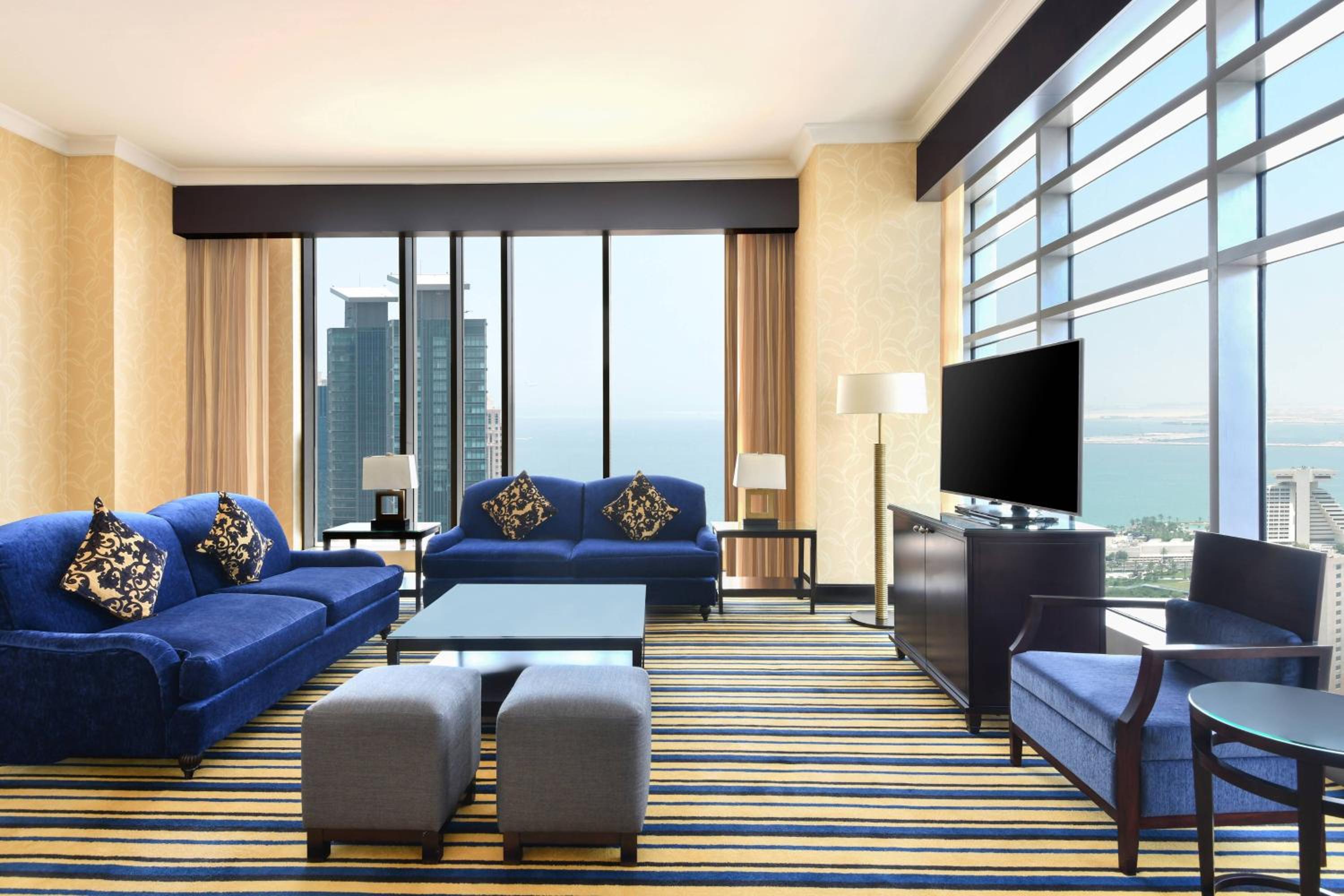 One Bedroom Suite With Executive Lounge Access - Photo 7