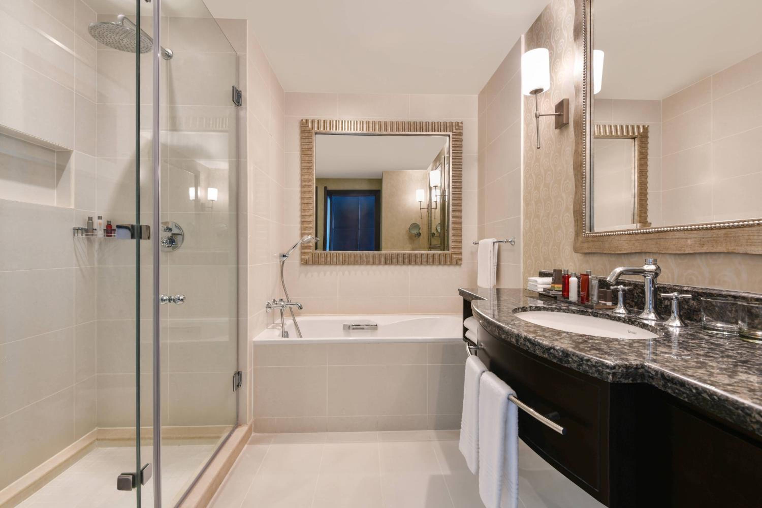 One Bedroom Suite With Executive Lounge Access - Photo 8