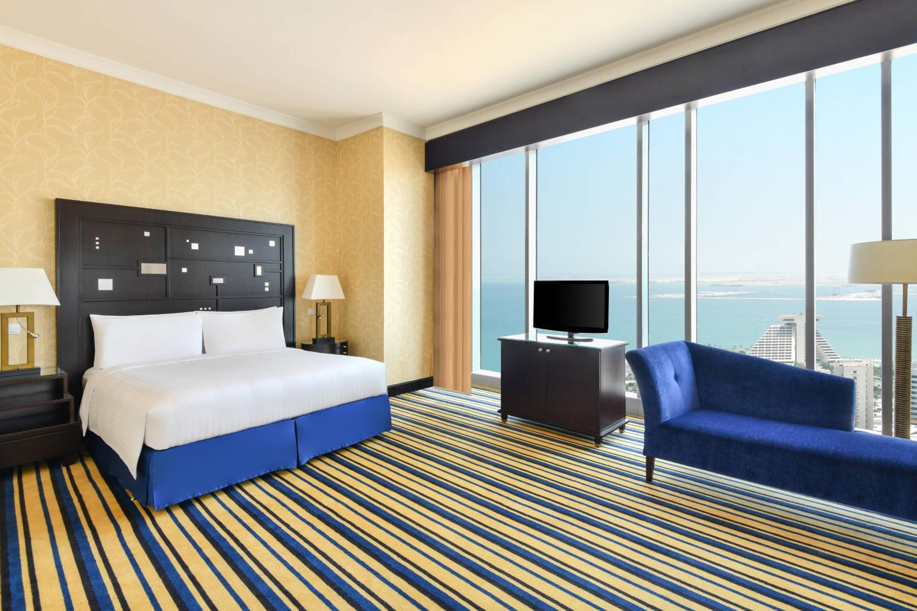 One Bedroom Suite With Executive Lounge Access - Photo 13