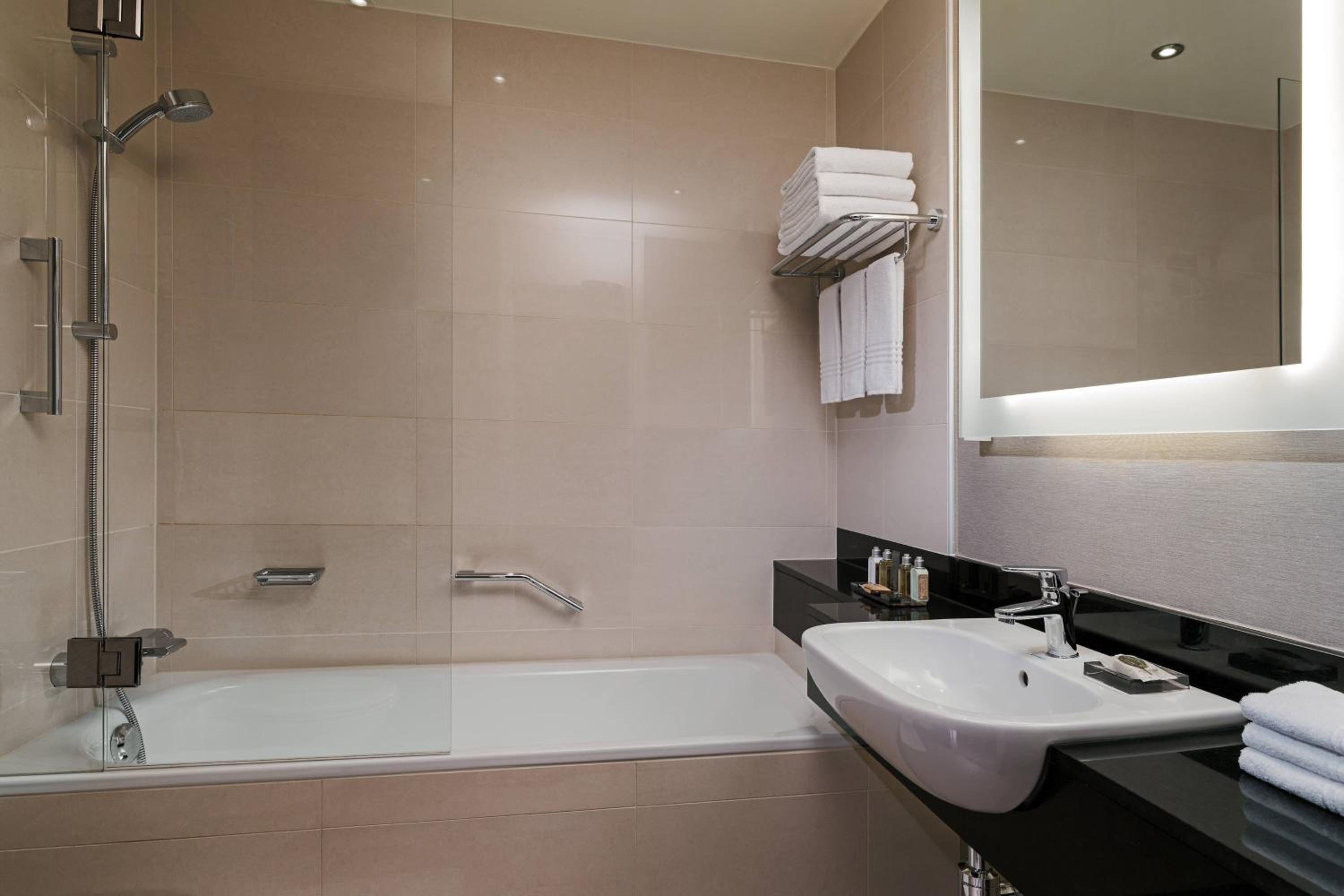 Corner Studio Suite with M Club Lounge Access - Photo 10