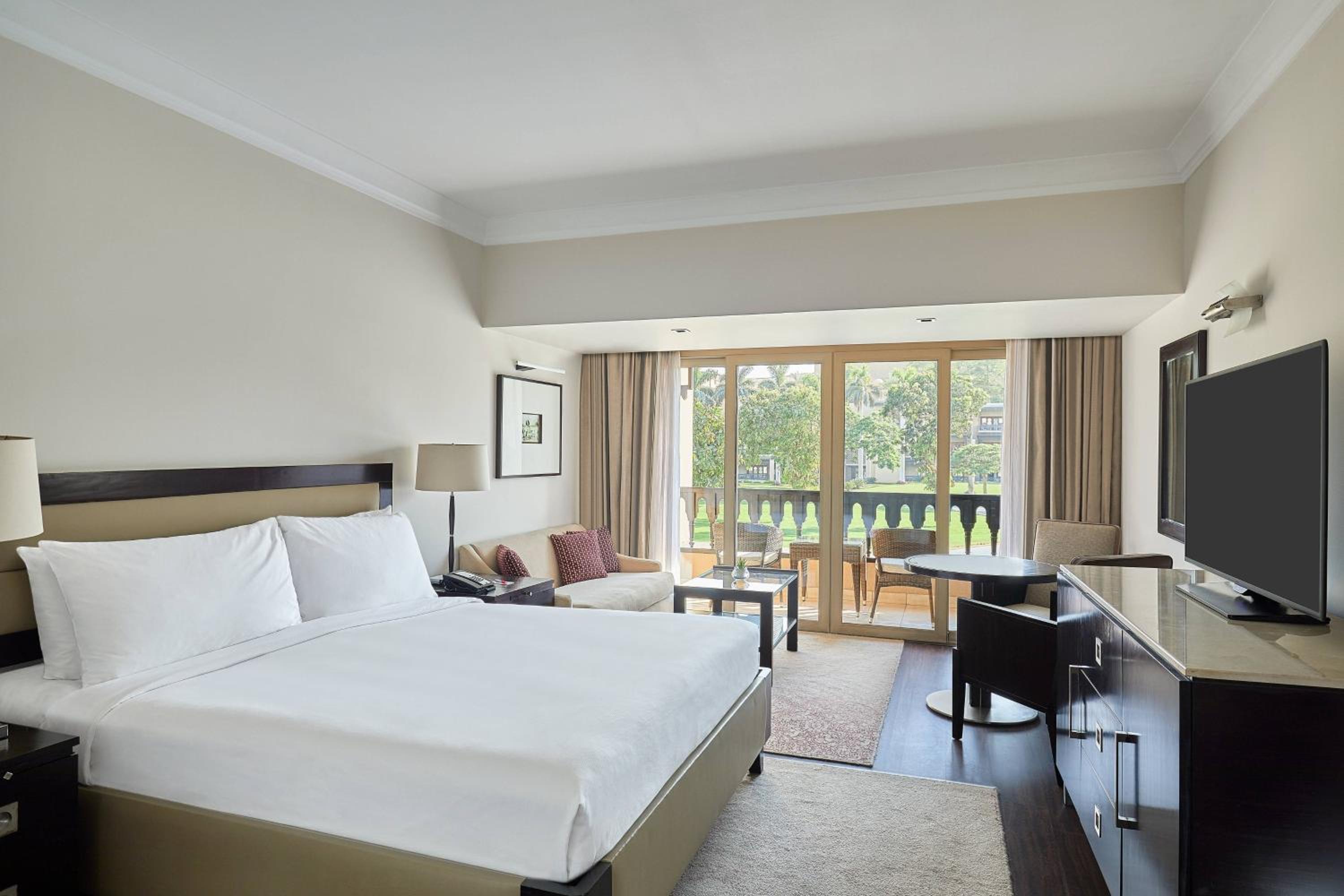 Deluxe Partial Pyramid View Room With With One King Bed