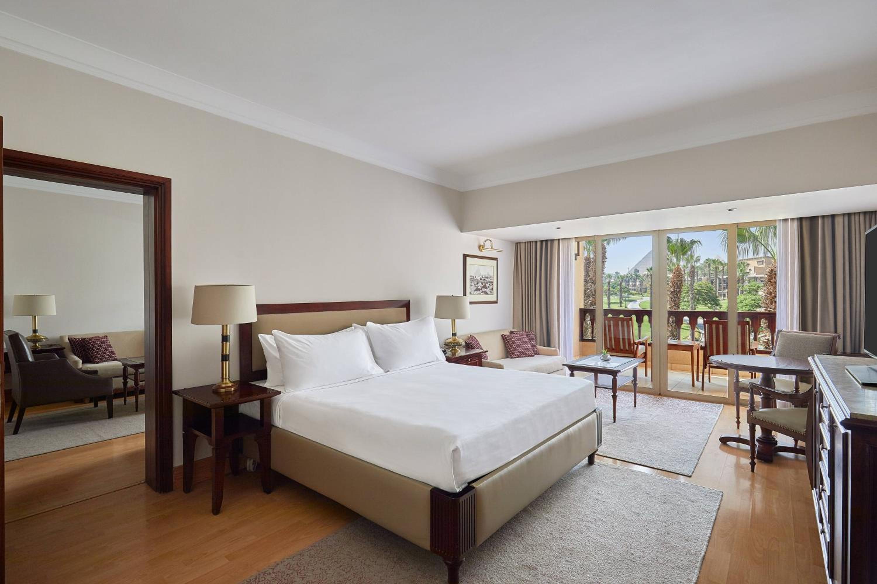 One-Bedroom King Suite with Pyramids View thumbnail 6