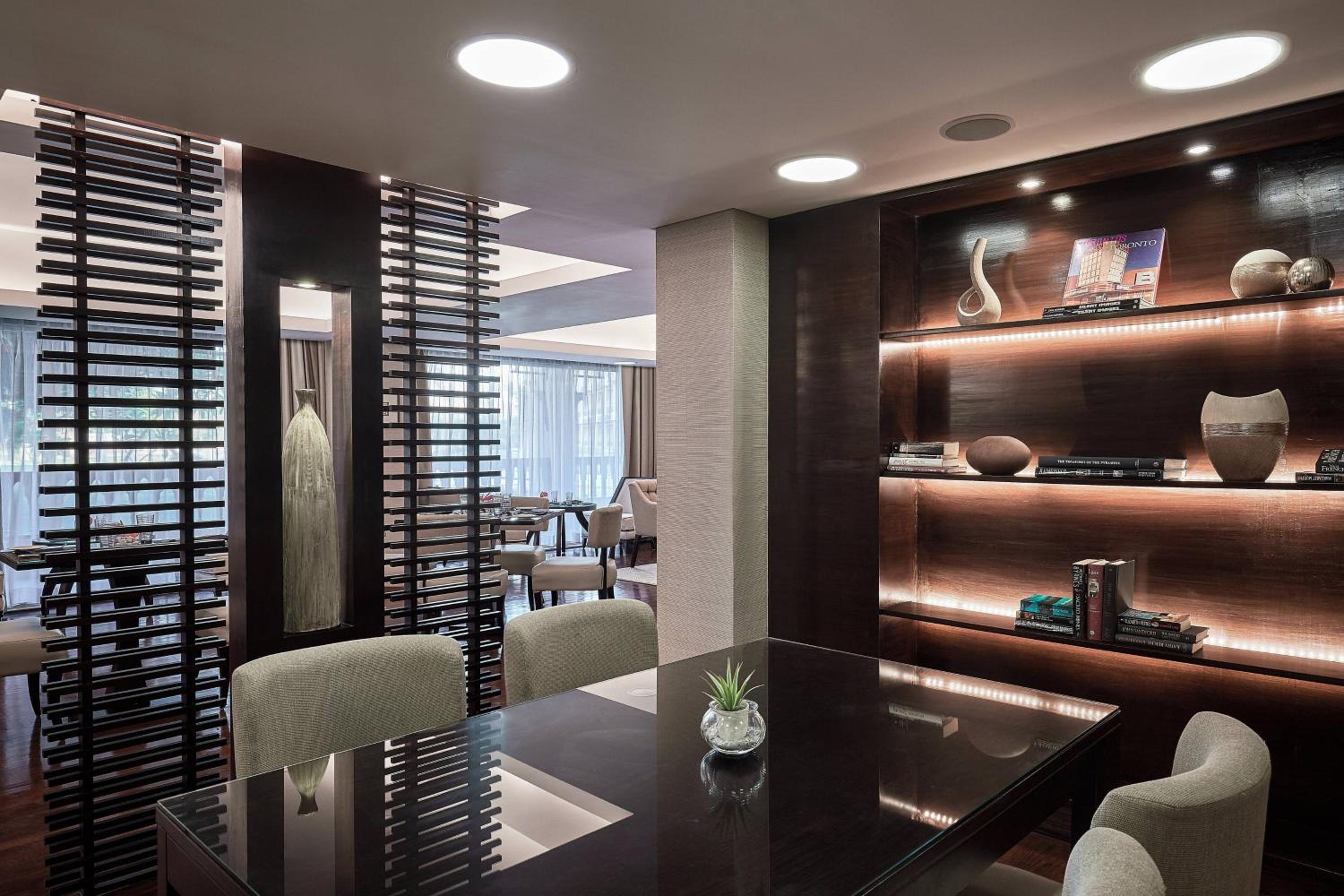 Executive Garden View Room, Executive lounge access, Guest room, 1 King thumbnail 6
