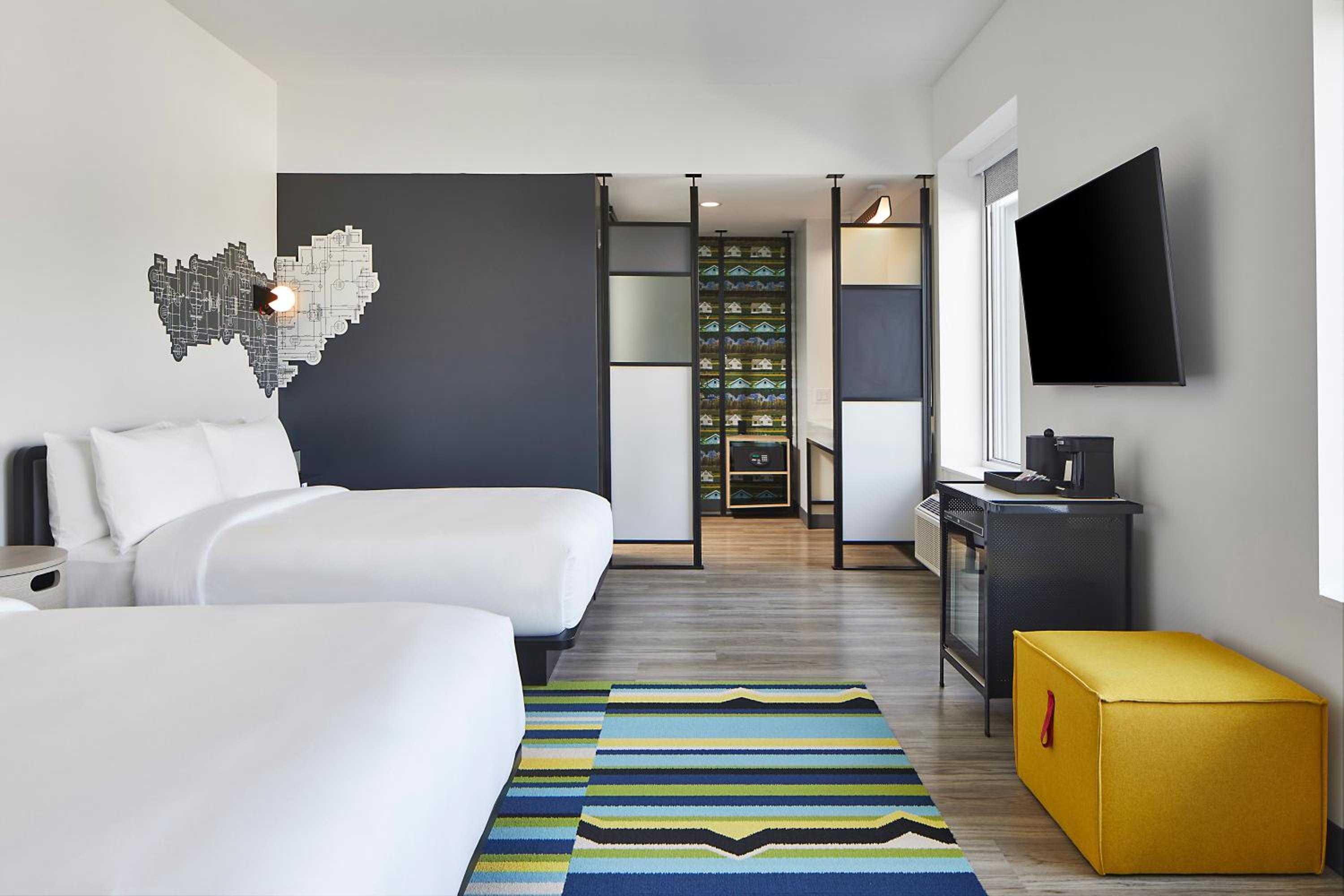 Corner Guest room with 2 Queen beds - Photo 4