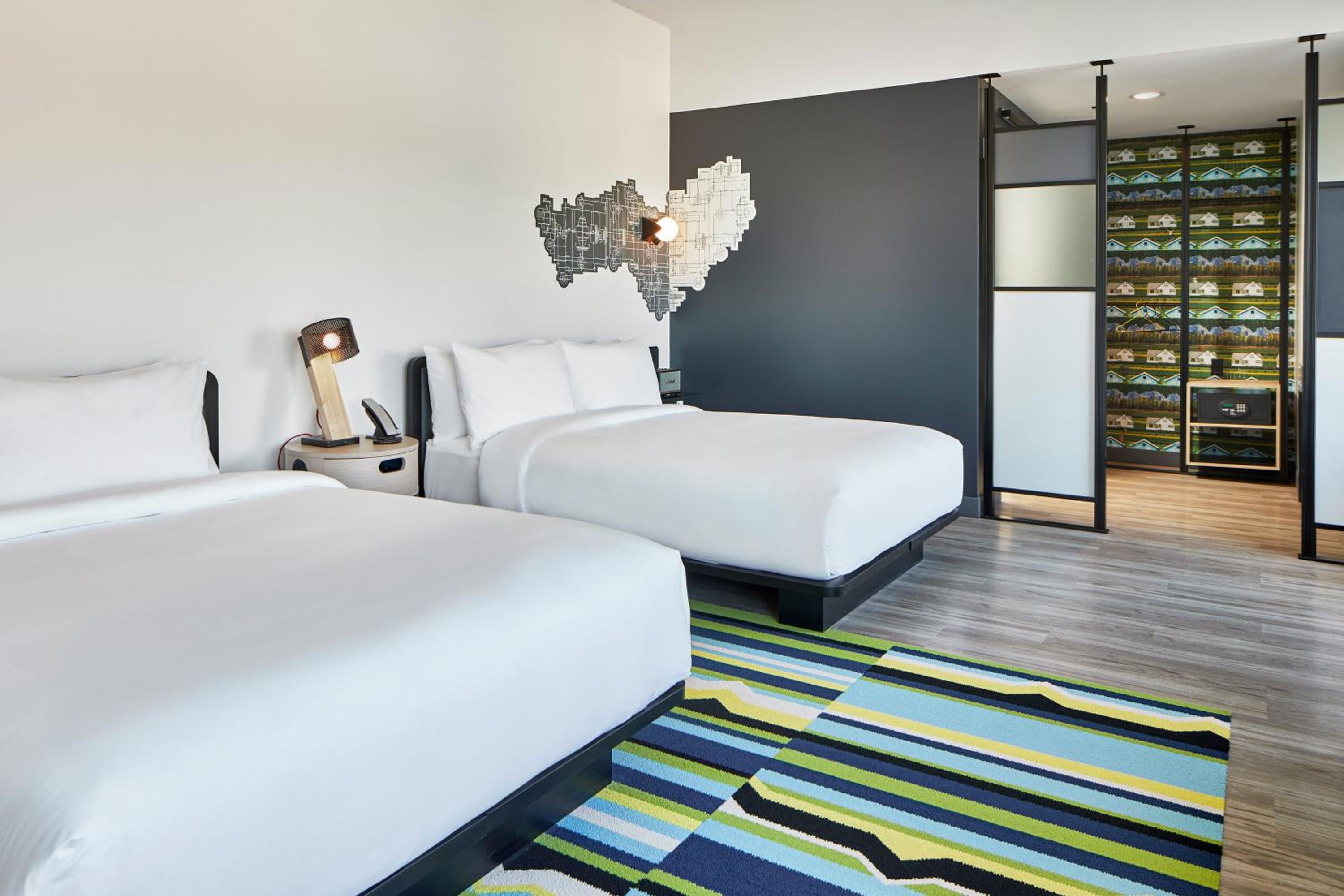 Corner Guest room with 2 Queen beds - Photo 2