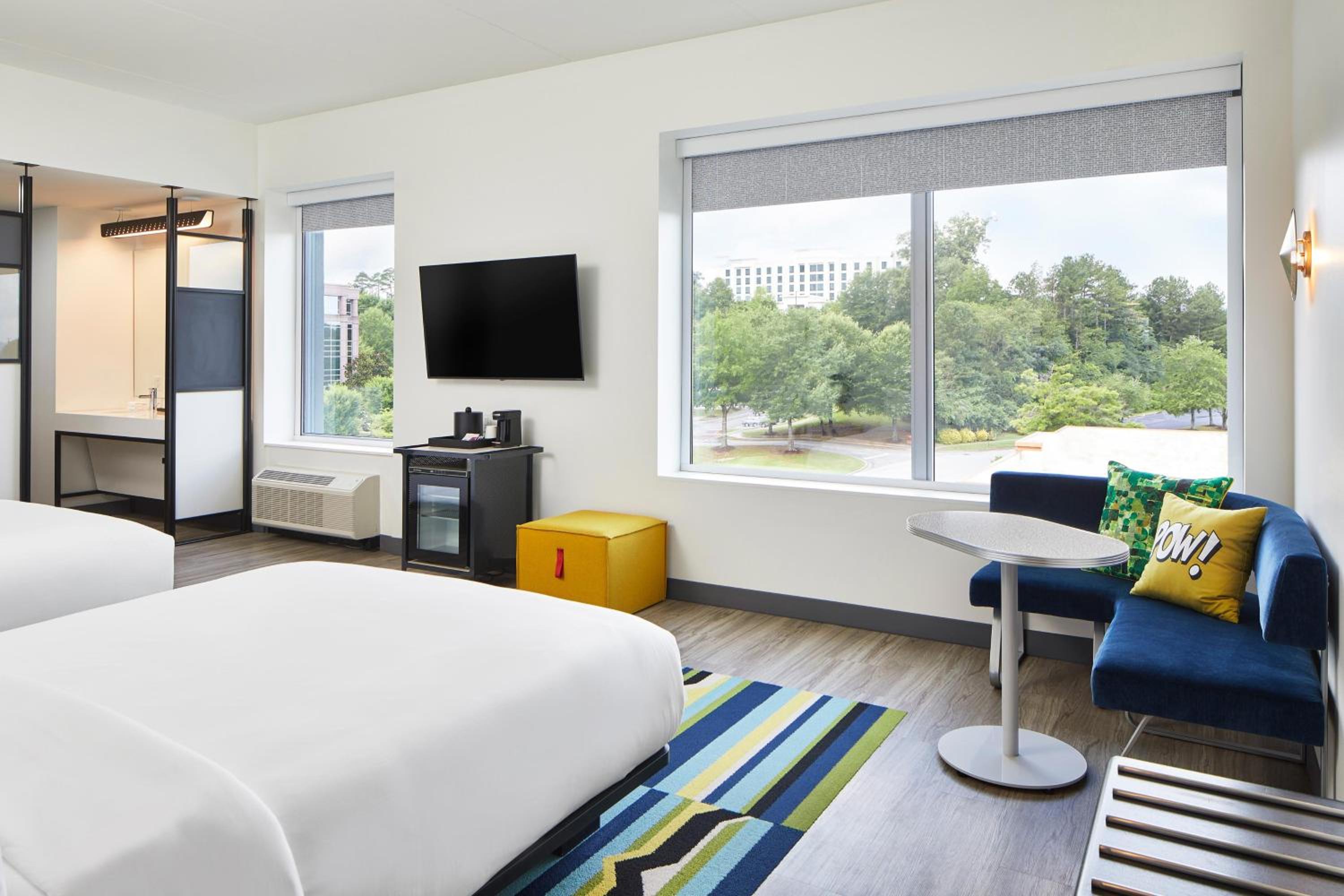 Corner Guest room with 2 Queen beds - Photo 3