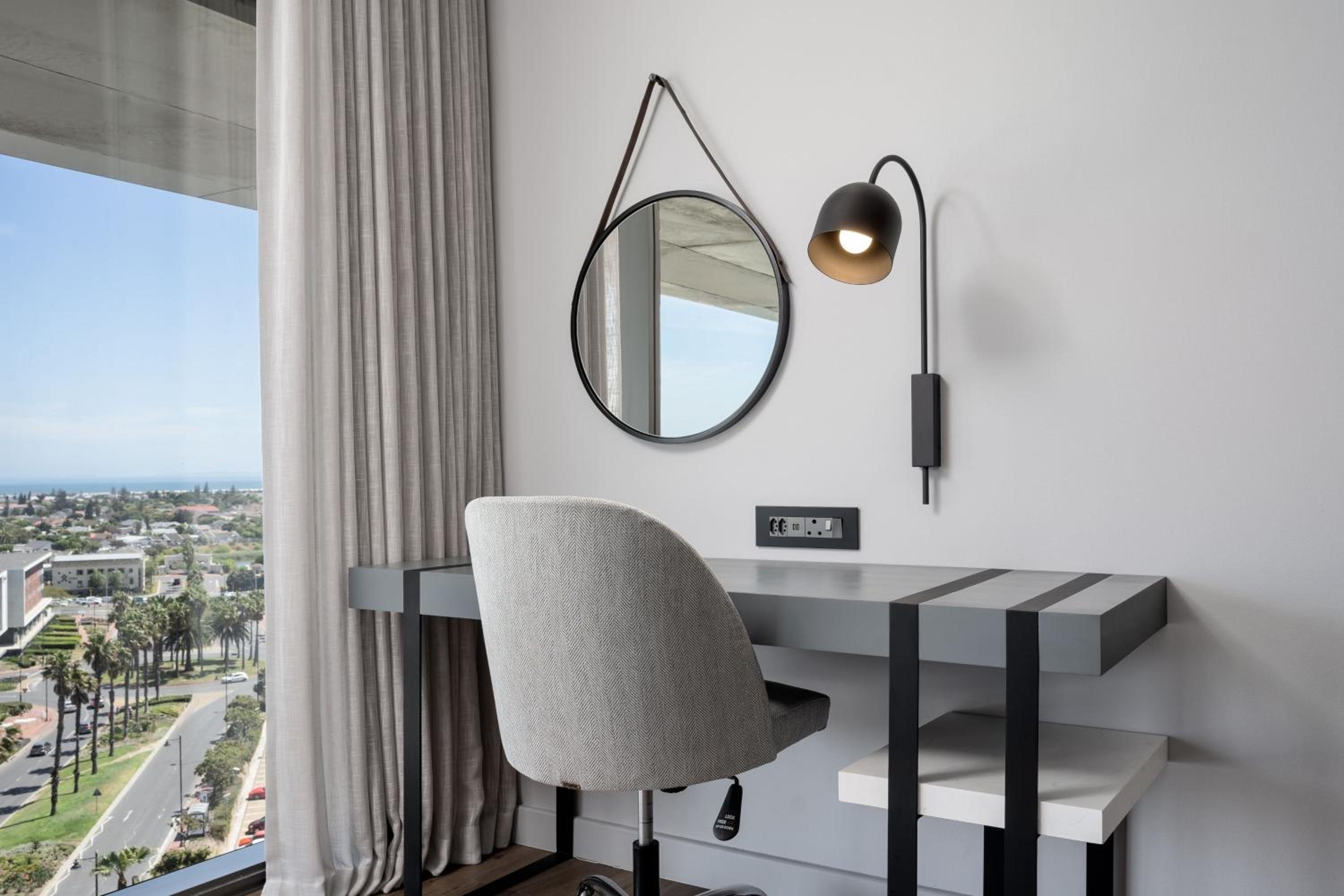 Guest room, 1 King, Limited view - Photo 8