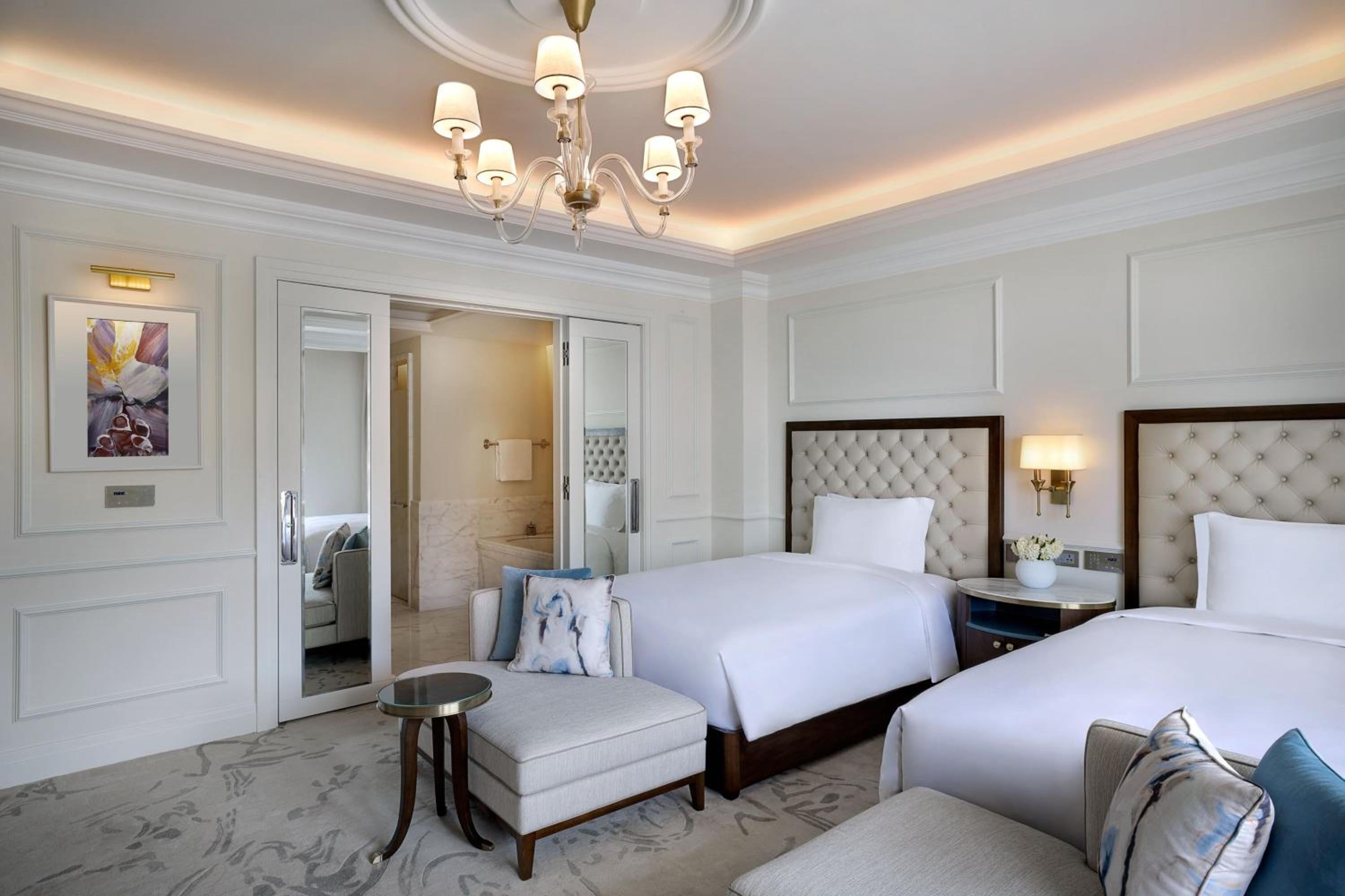 Deluxe, Guest room, 2 Queen, City view - Photo 2