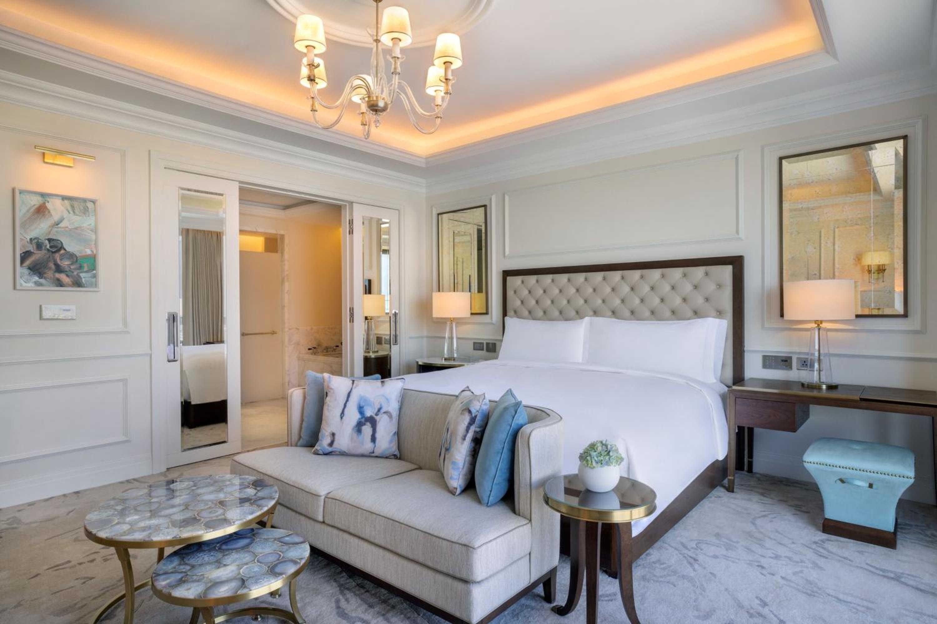 Deluxe, Guest room, 1 King, City view  - Photo 1