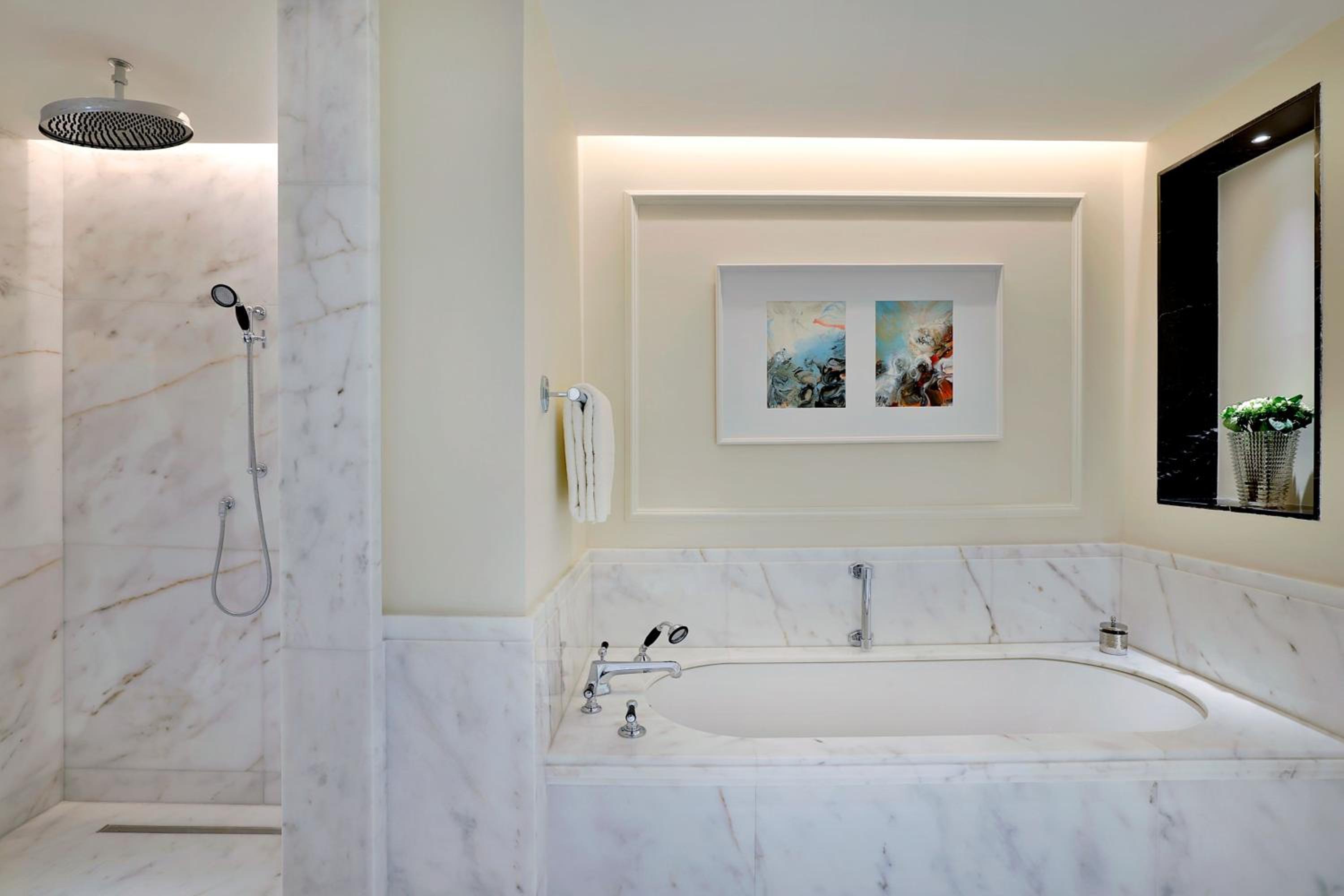 Deluxe, Guest room, 1 King, City view  - Photo 11