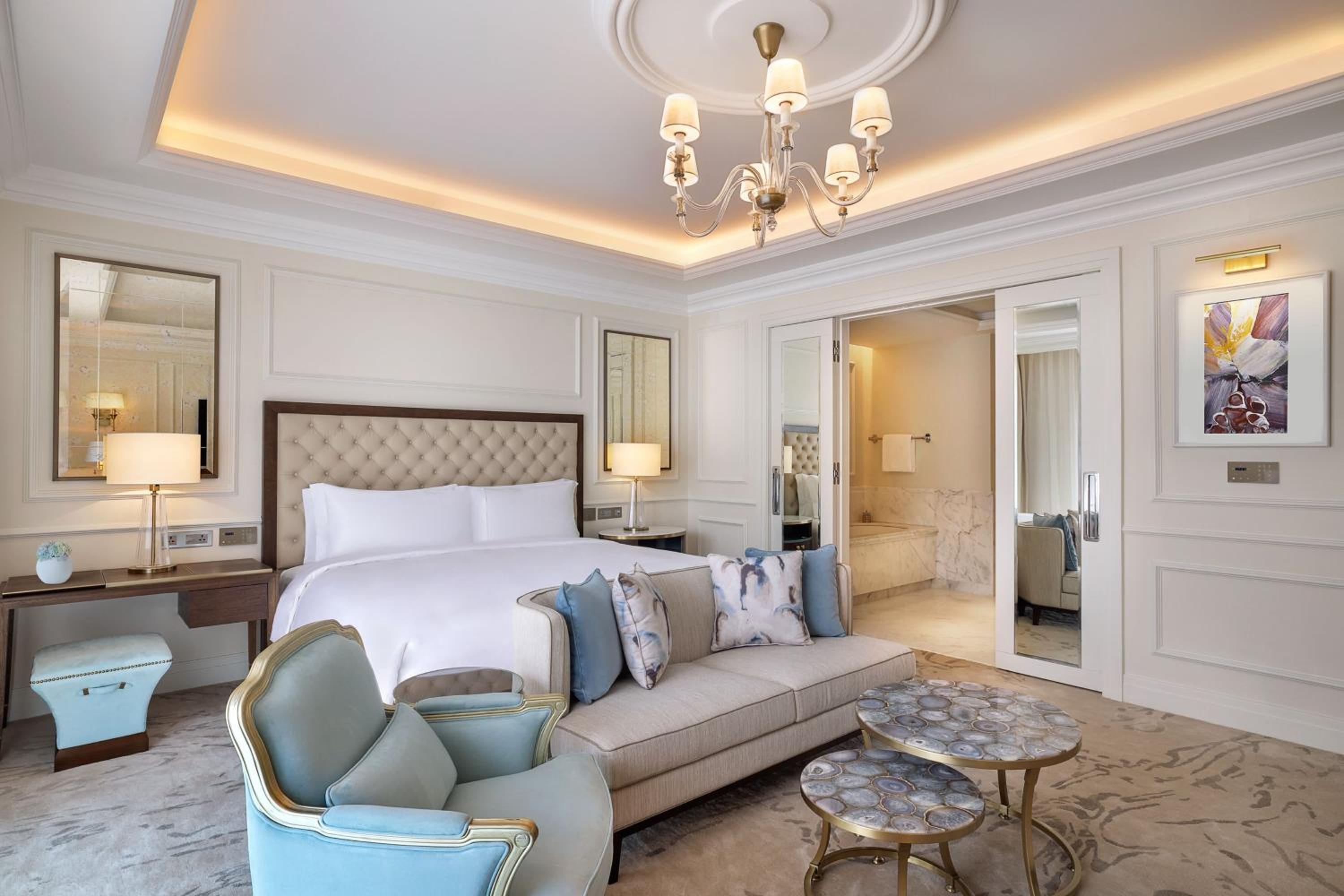 Deluxe, Guest room, 1 King, City view  - Photo 6