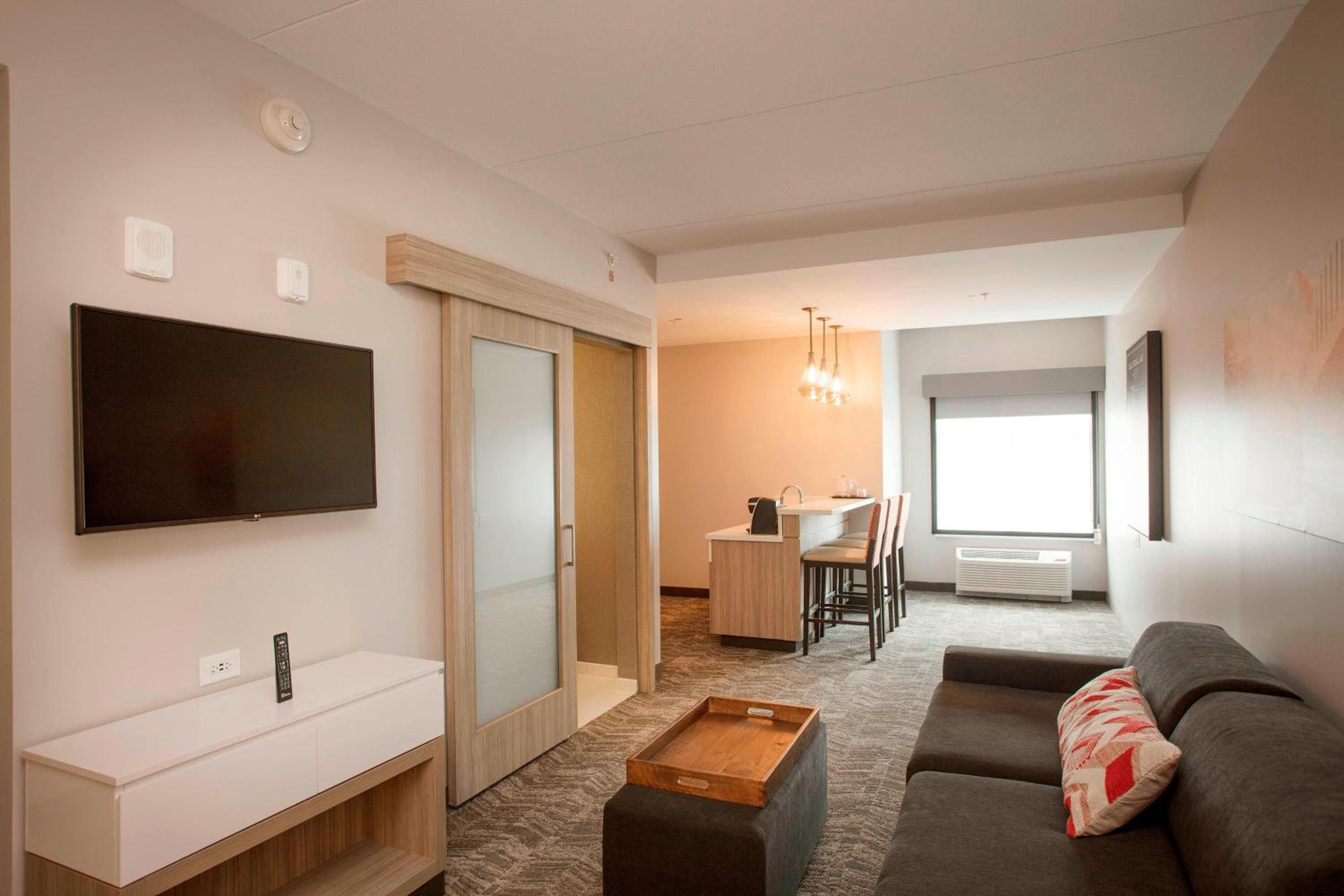 Queen Suite with 2 Queen Beds - Trundle Bed
