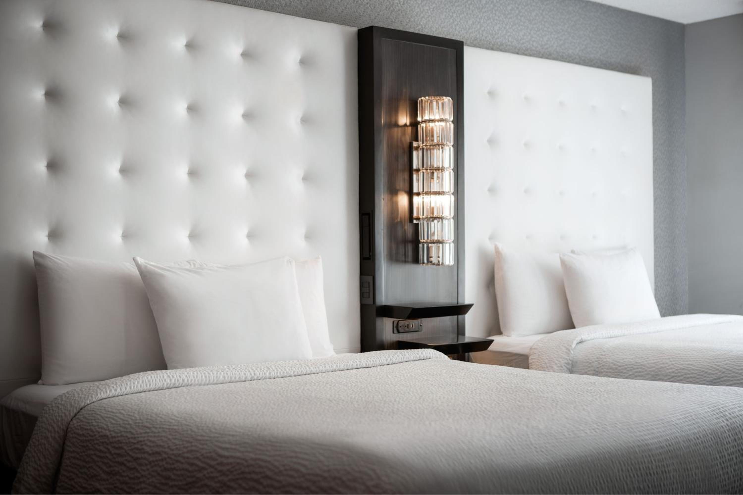 Hypoallergenic room with 2 queen beds - Photo 9