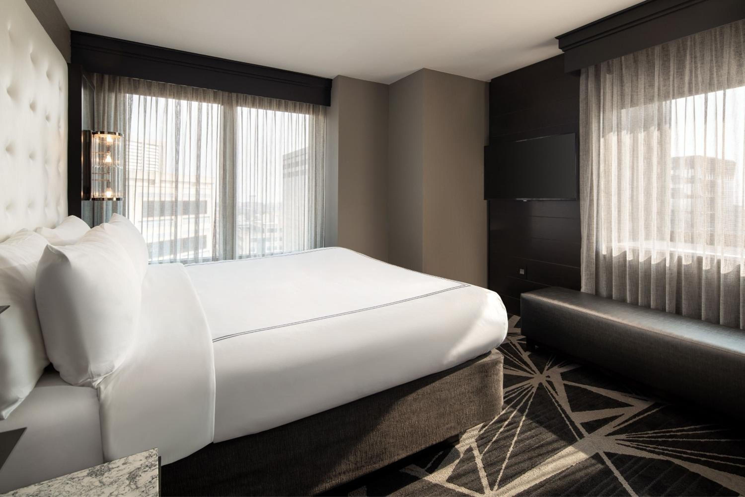 One-Bedroom King Suite with Sofa Bed - Photo 5