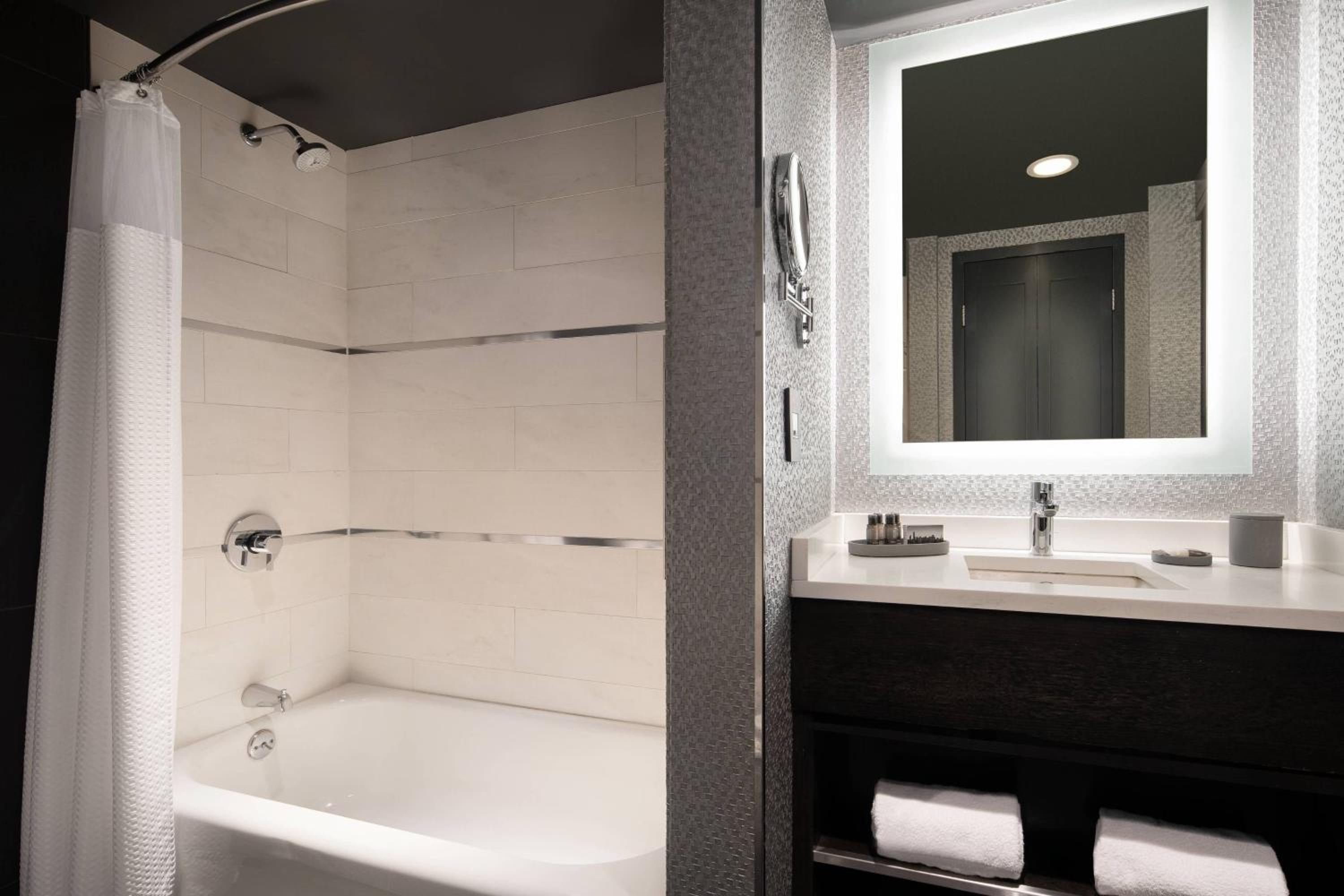 Guest Room with 2 Queen Beds - Photo 6