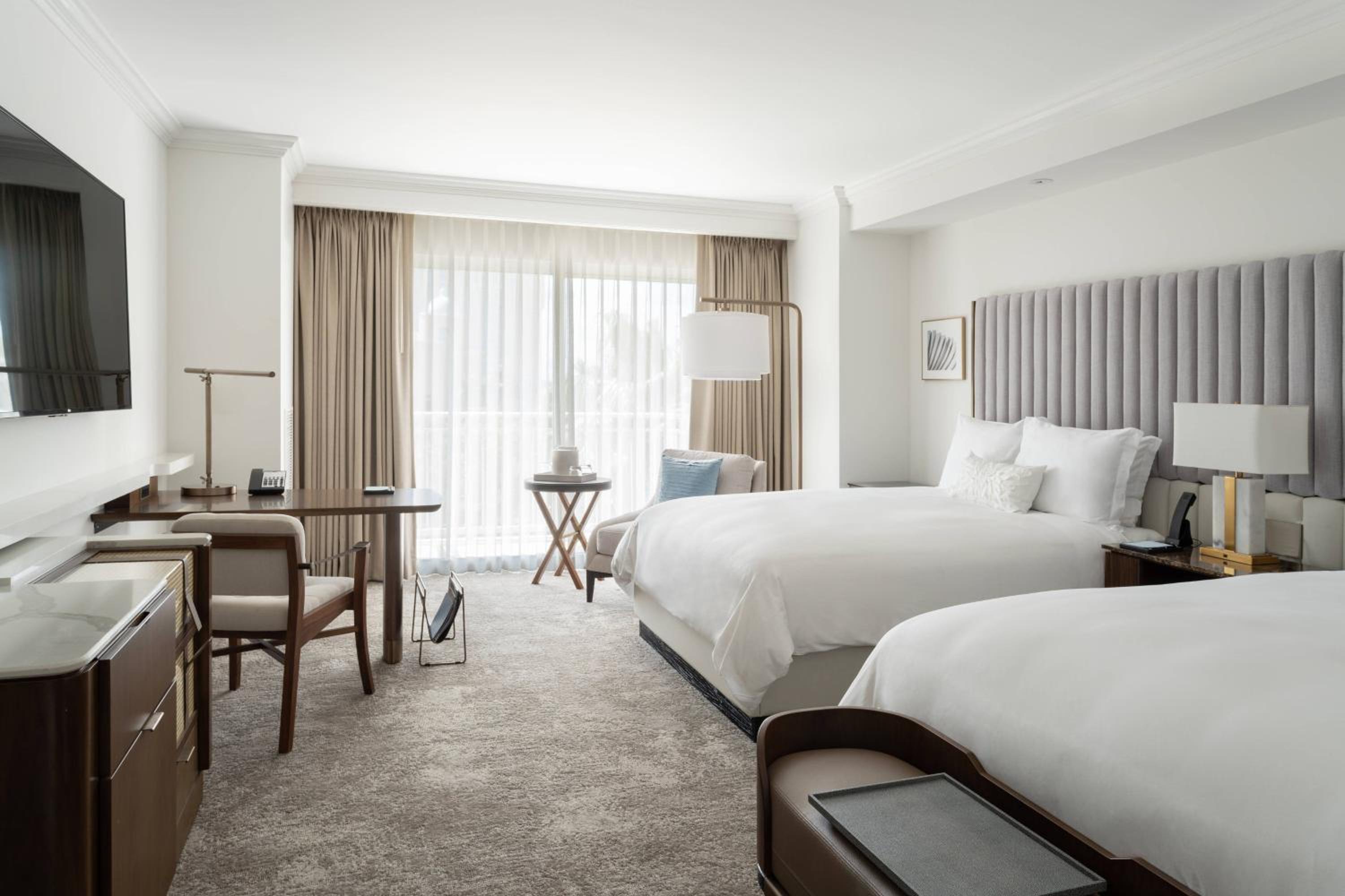 2 Queen Beds, Lake View, Guest Room