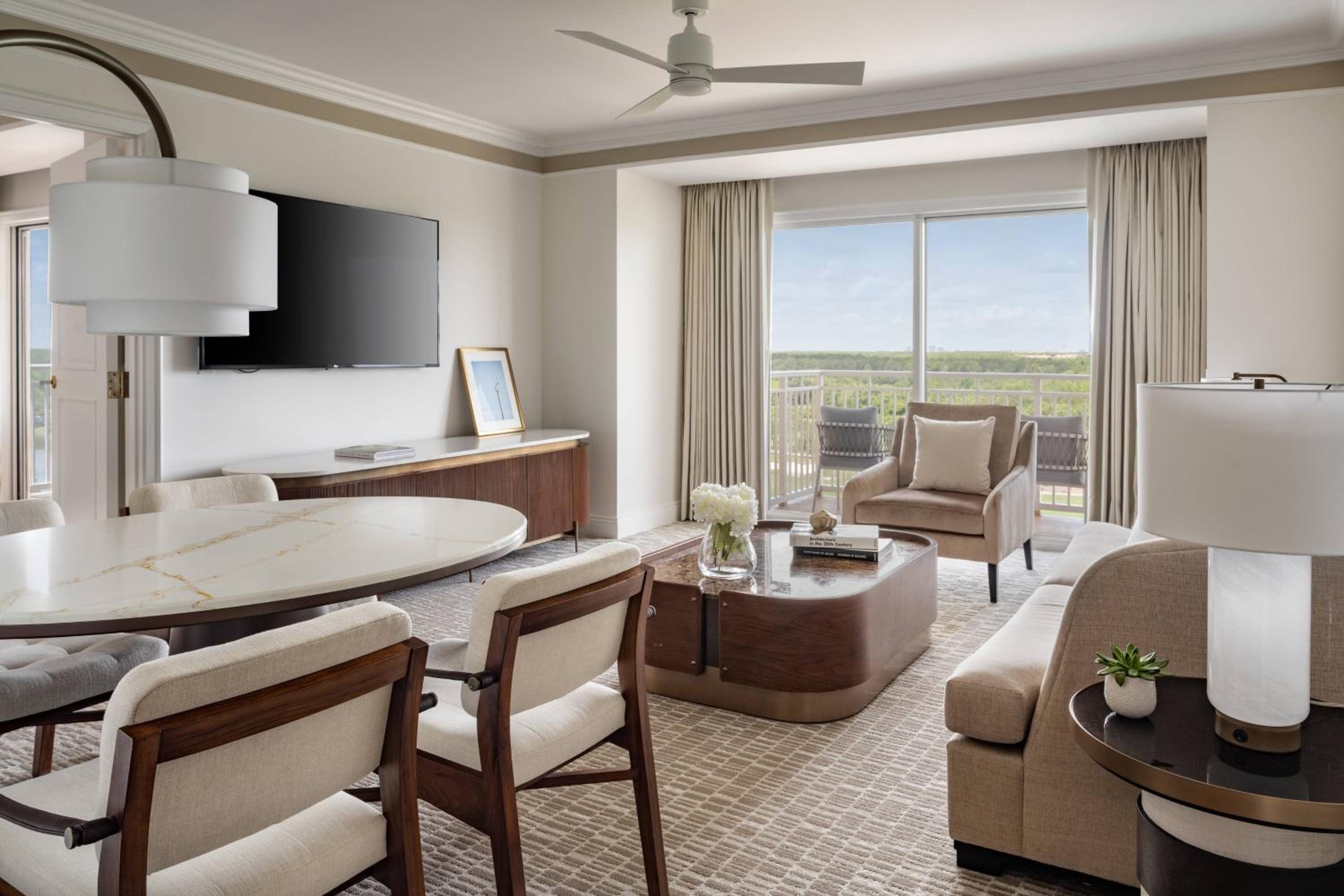 Executive Suite with One King Bed (Non Smoking)