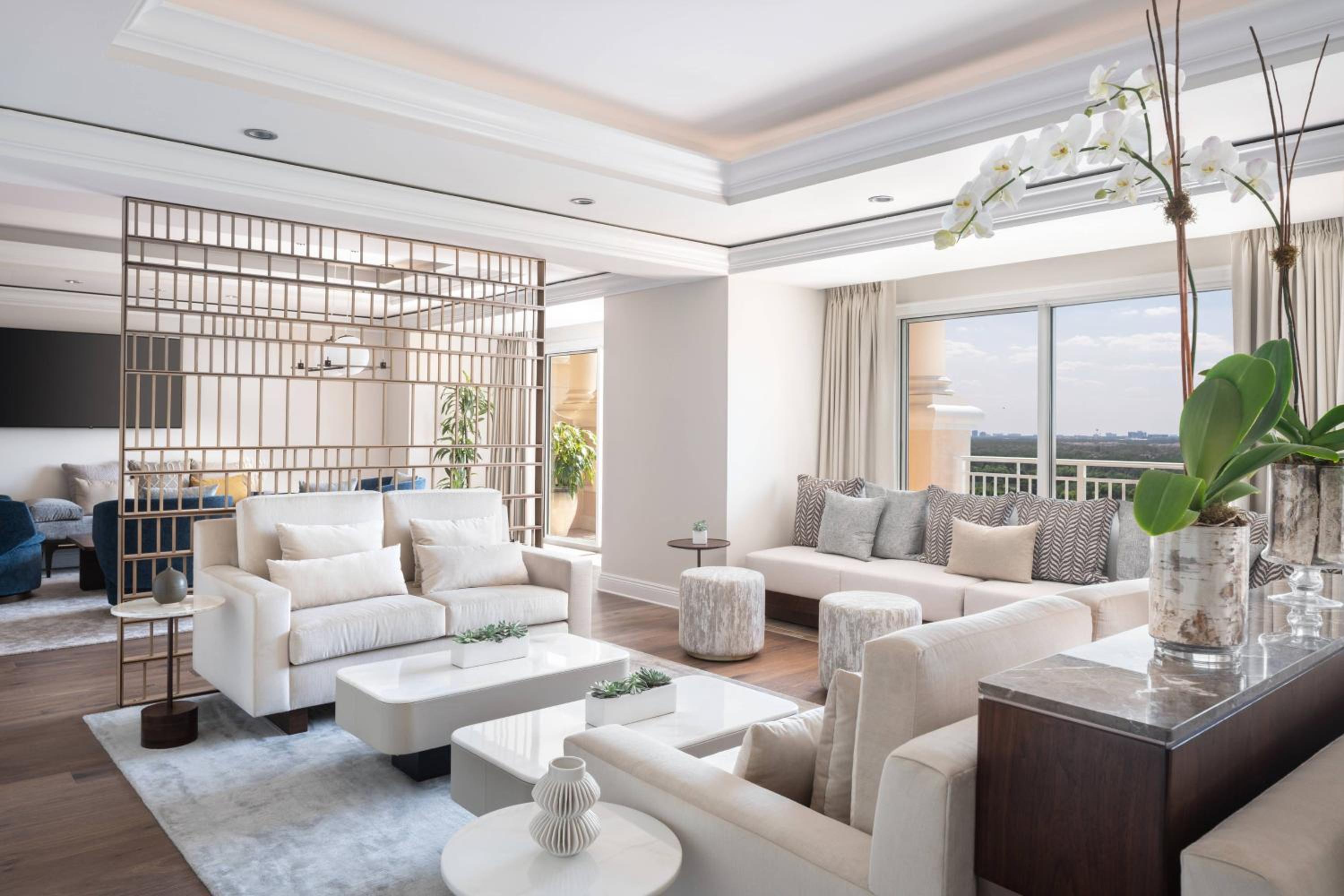 Club Lounge Access, 1 King Bed, Lake View, Guest Room