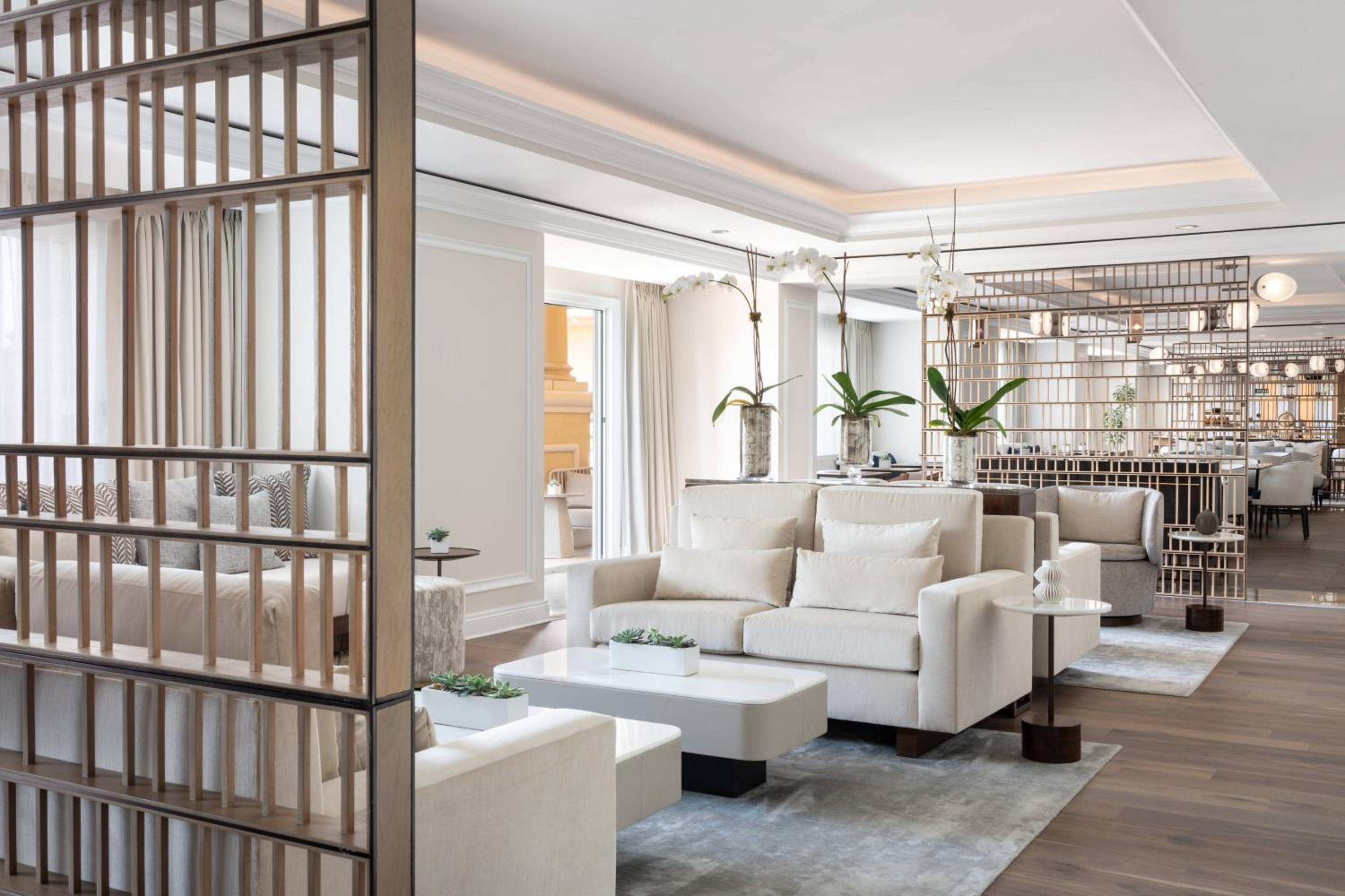 Club Lounge Access, 1 King Bed, Lakefront View, Pool View, Guest Room