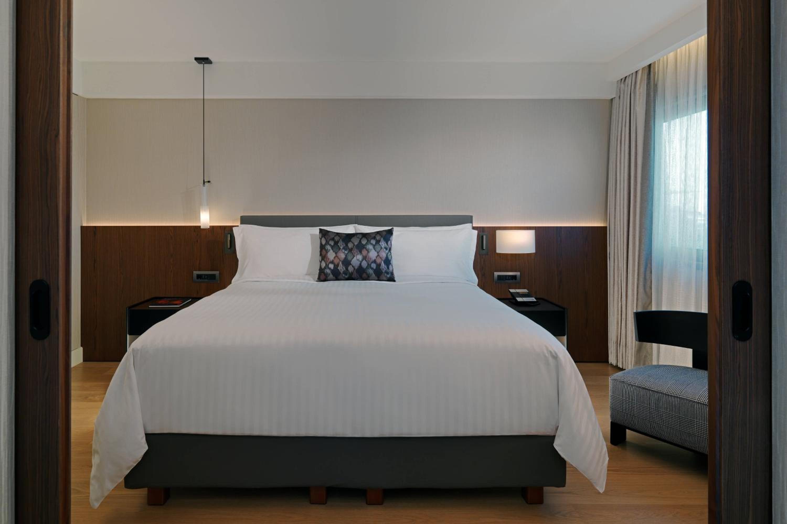 Corner Suite with King Bed and City or Park View
