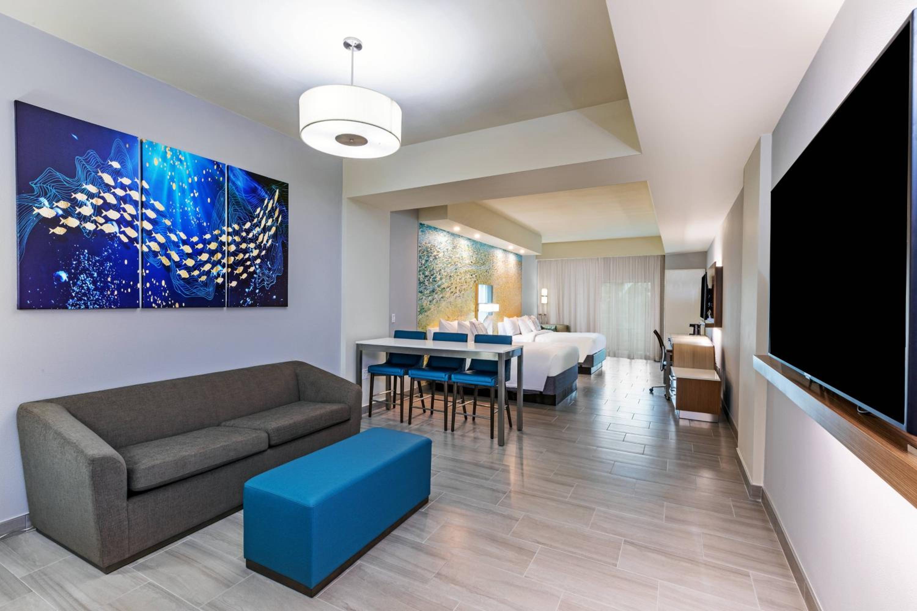Larger Guest room, 2 Queen, Sofa bed, Partial ocean view