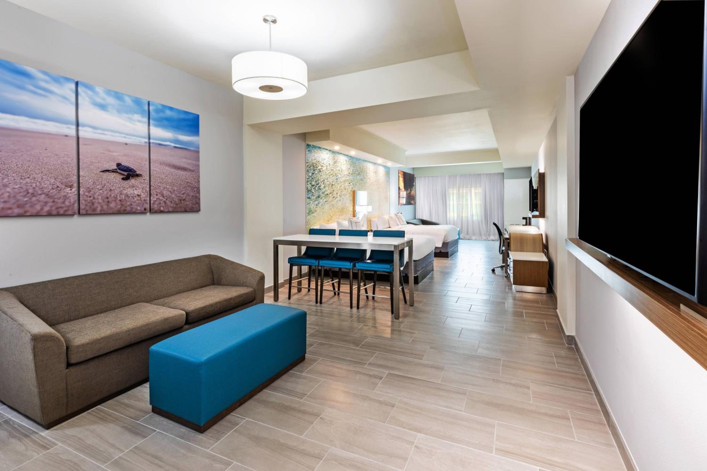 Larger Guest room, 2 Queen, Sofa bed, Balcony