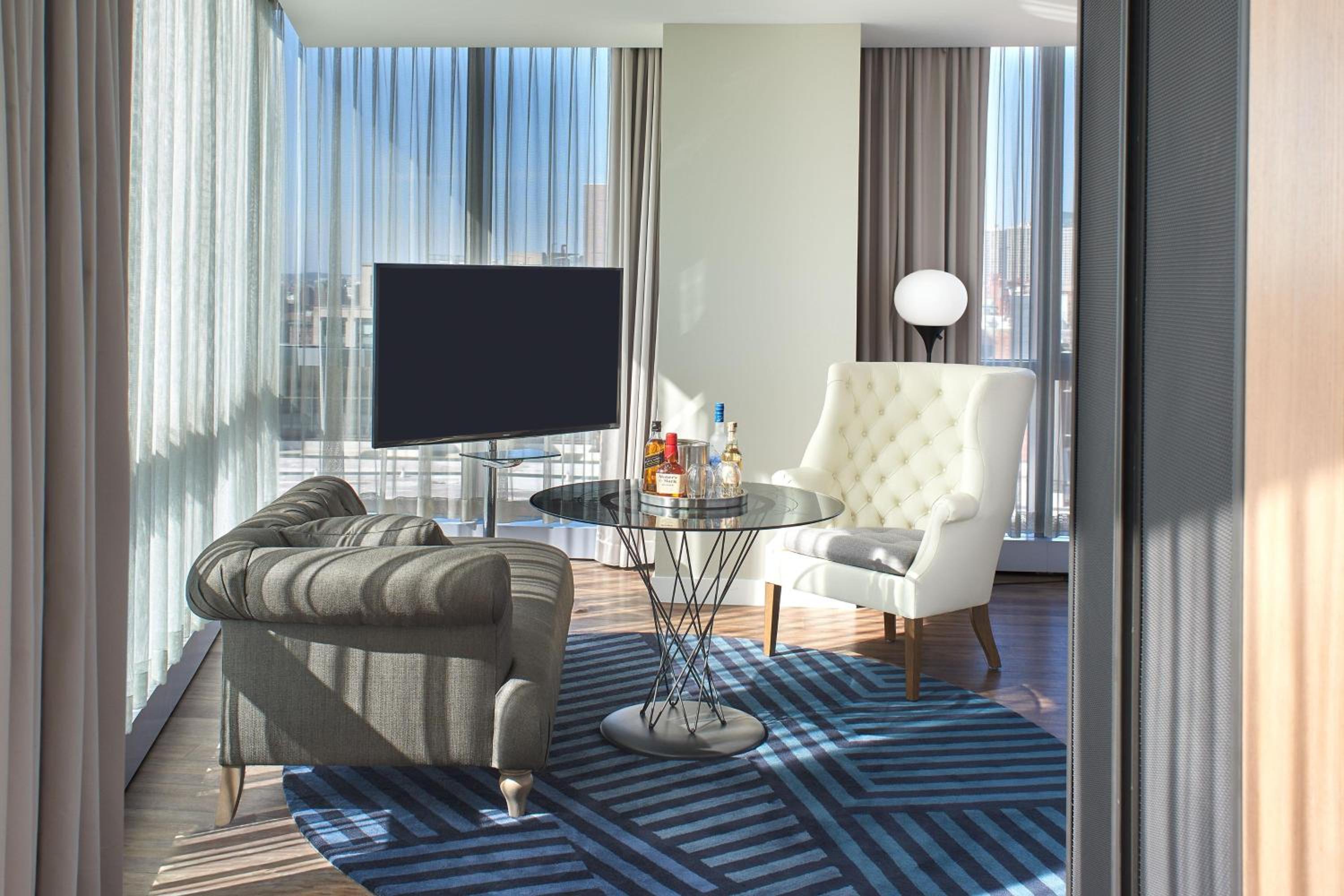 Cool Corner King, Guest room, 1 King, Corner room