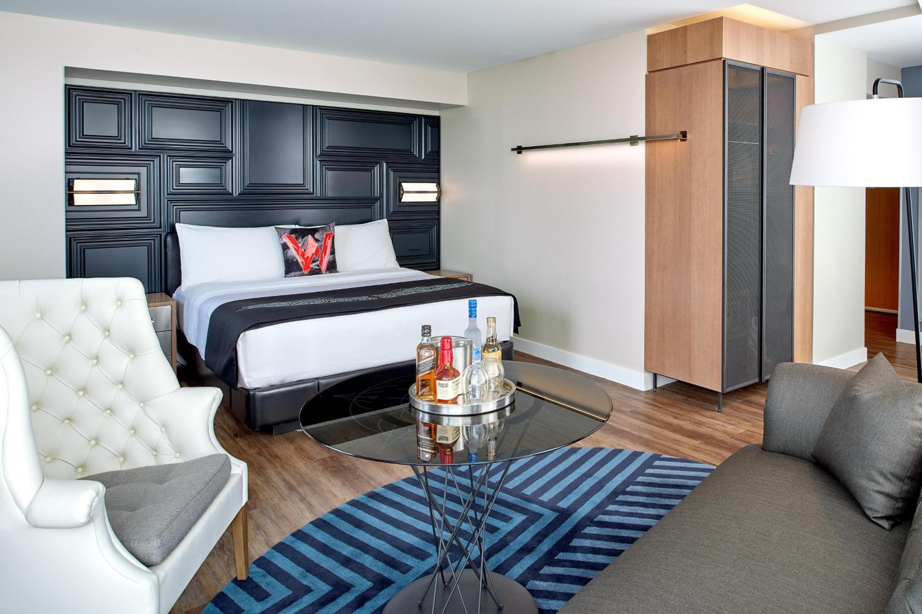 Cool Corner King, Guest room, 1 King, Corner room thumbnail 6