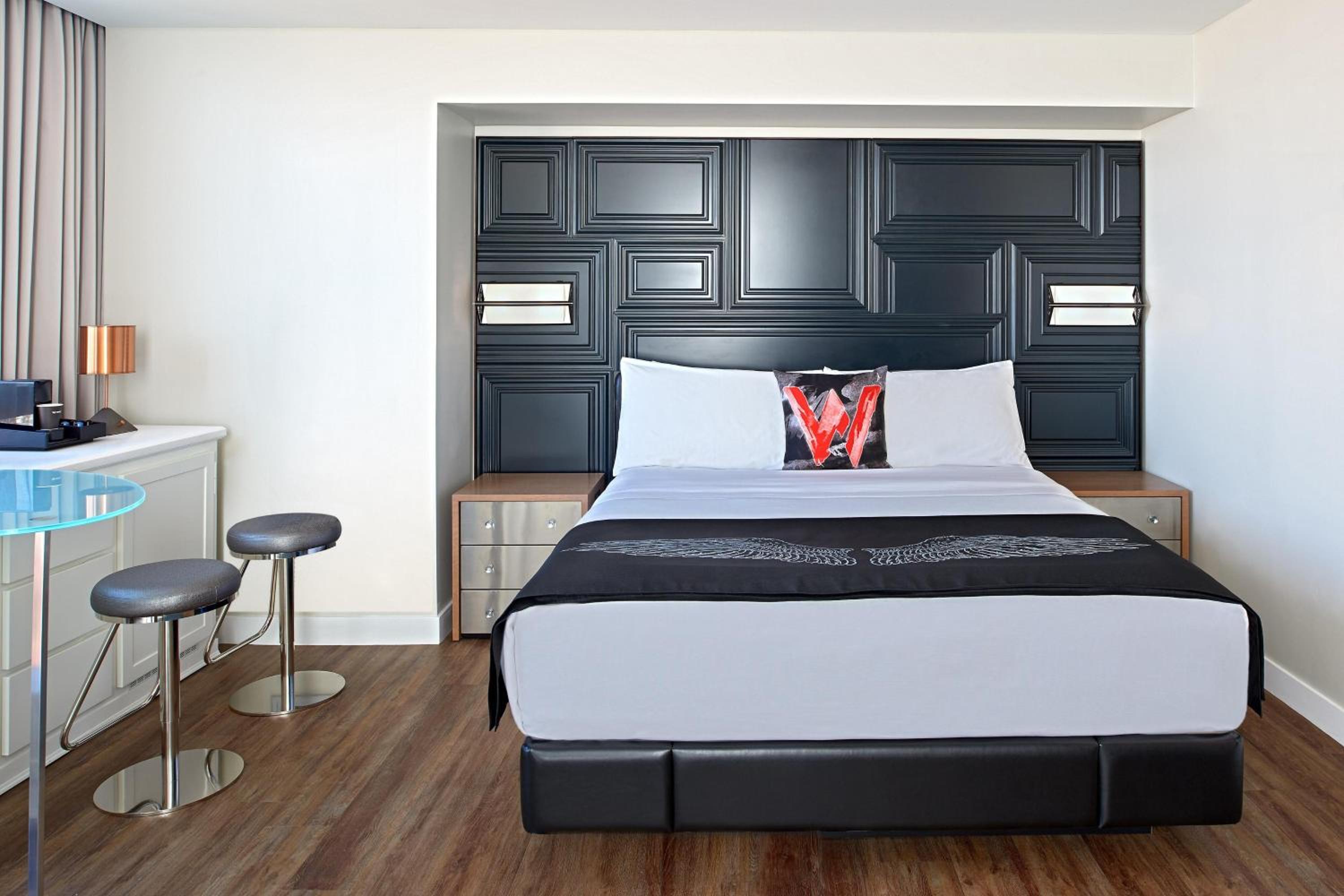 Cool Corner King, Guest room, 1 King, Corner room thumbnail 5