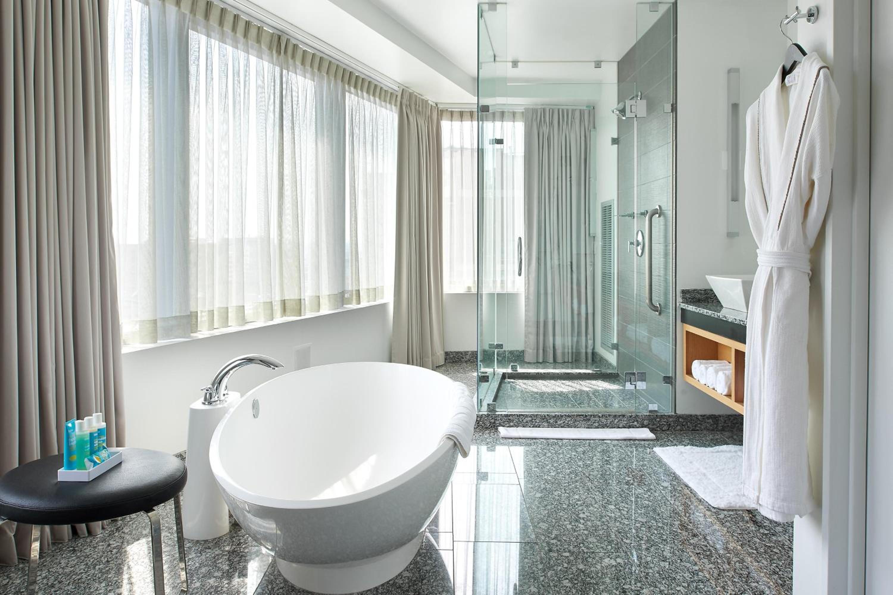 EWOW Suite, Presidential Suite, 1 King