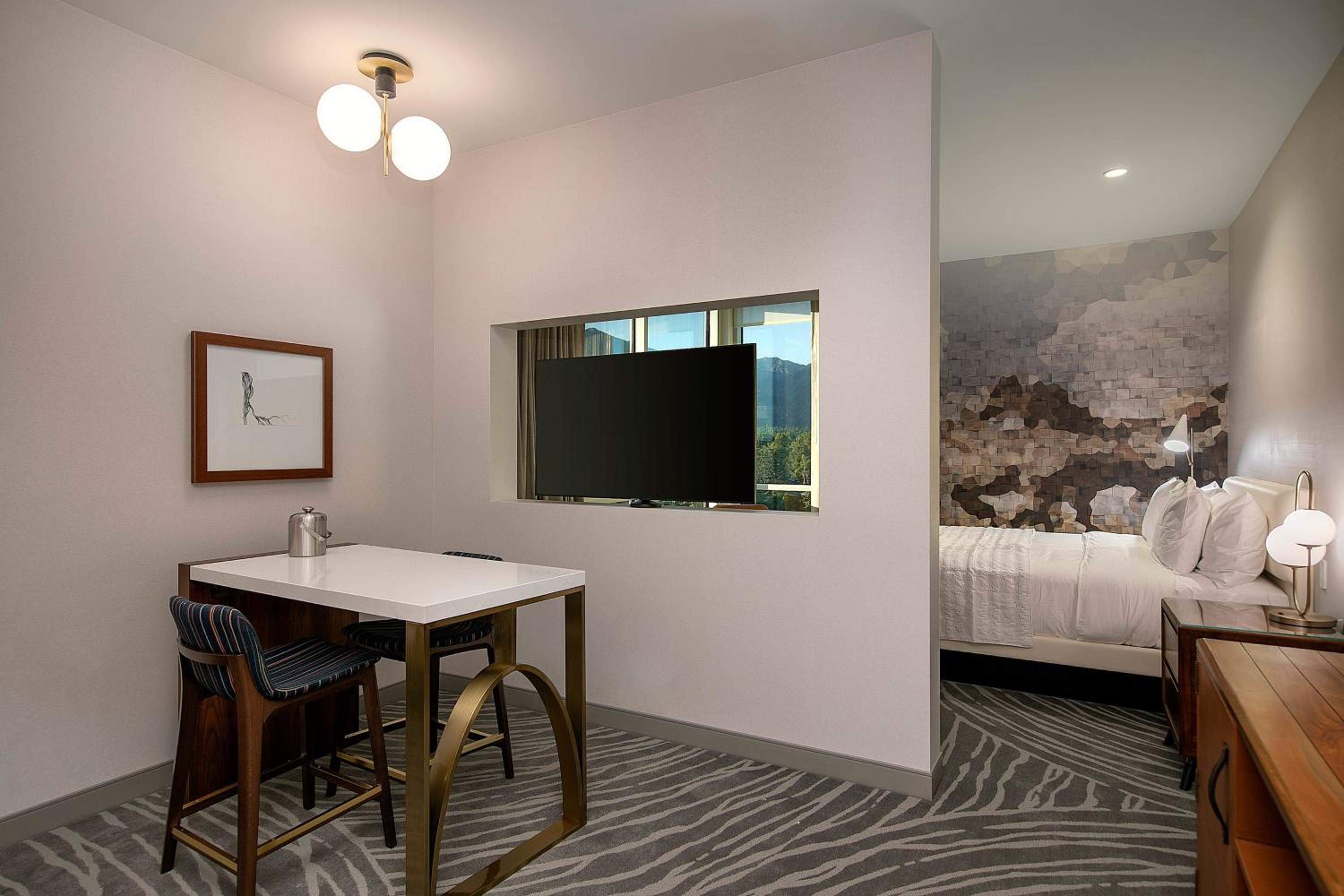 1 Bedroom Suite with 1 King, Sofa bed - Photo 4