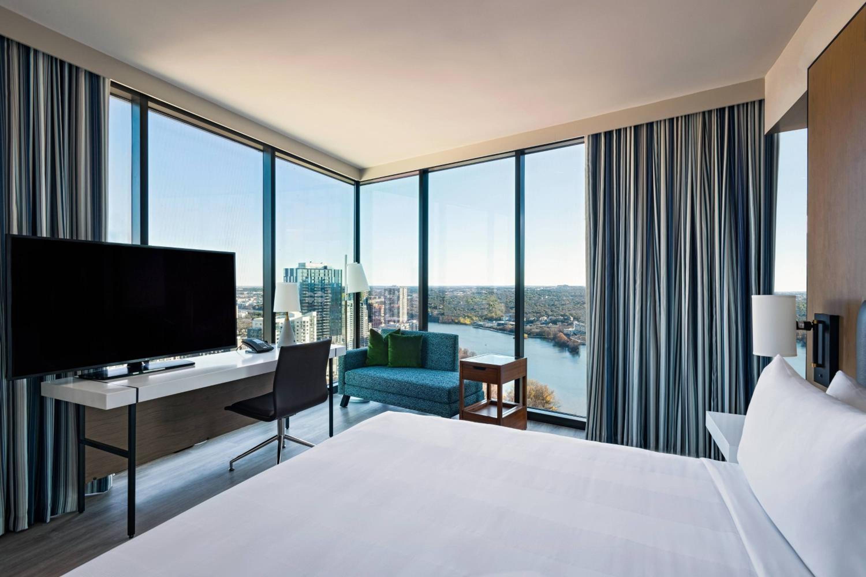 King Room with City View - High Floor/Mobility Accessible with Tub
