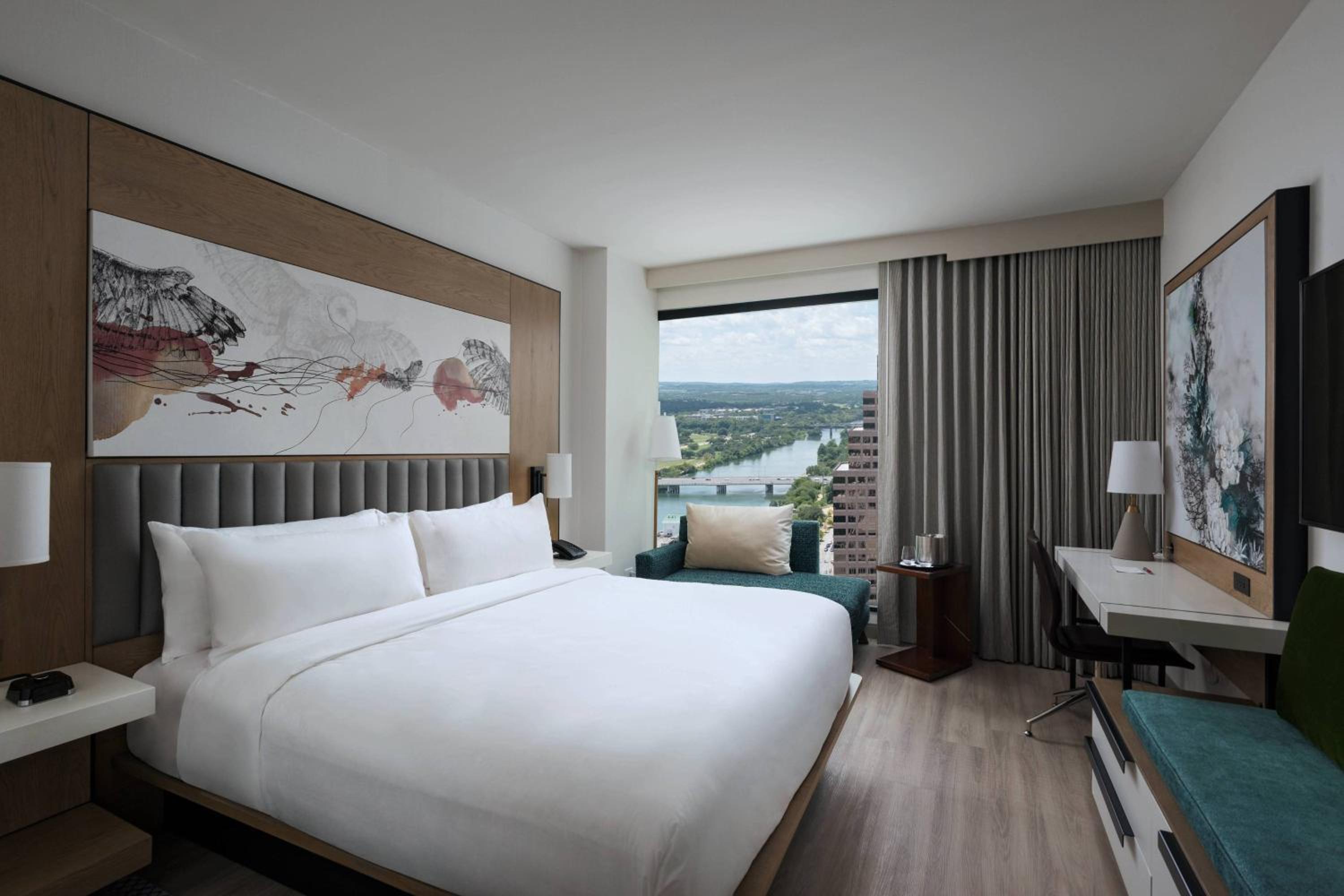 View King, Guest room, 1 King, City view, High floor - Photo 1