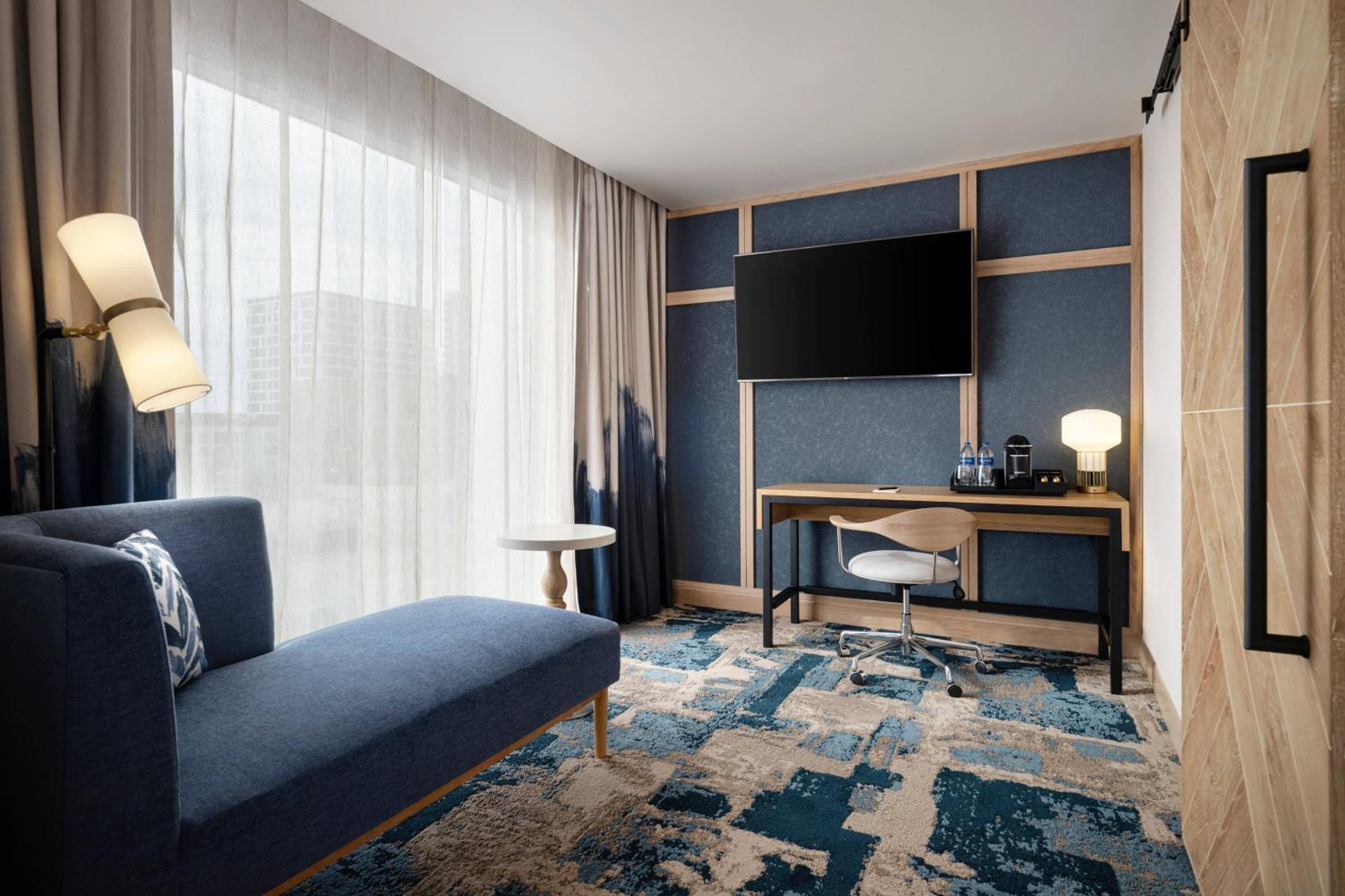 Luminary, 1 Bedroom Suite, 1 King, Sofa bed - Photo 7