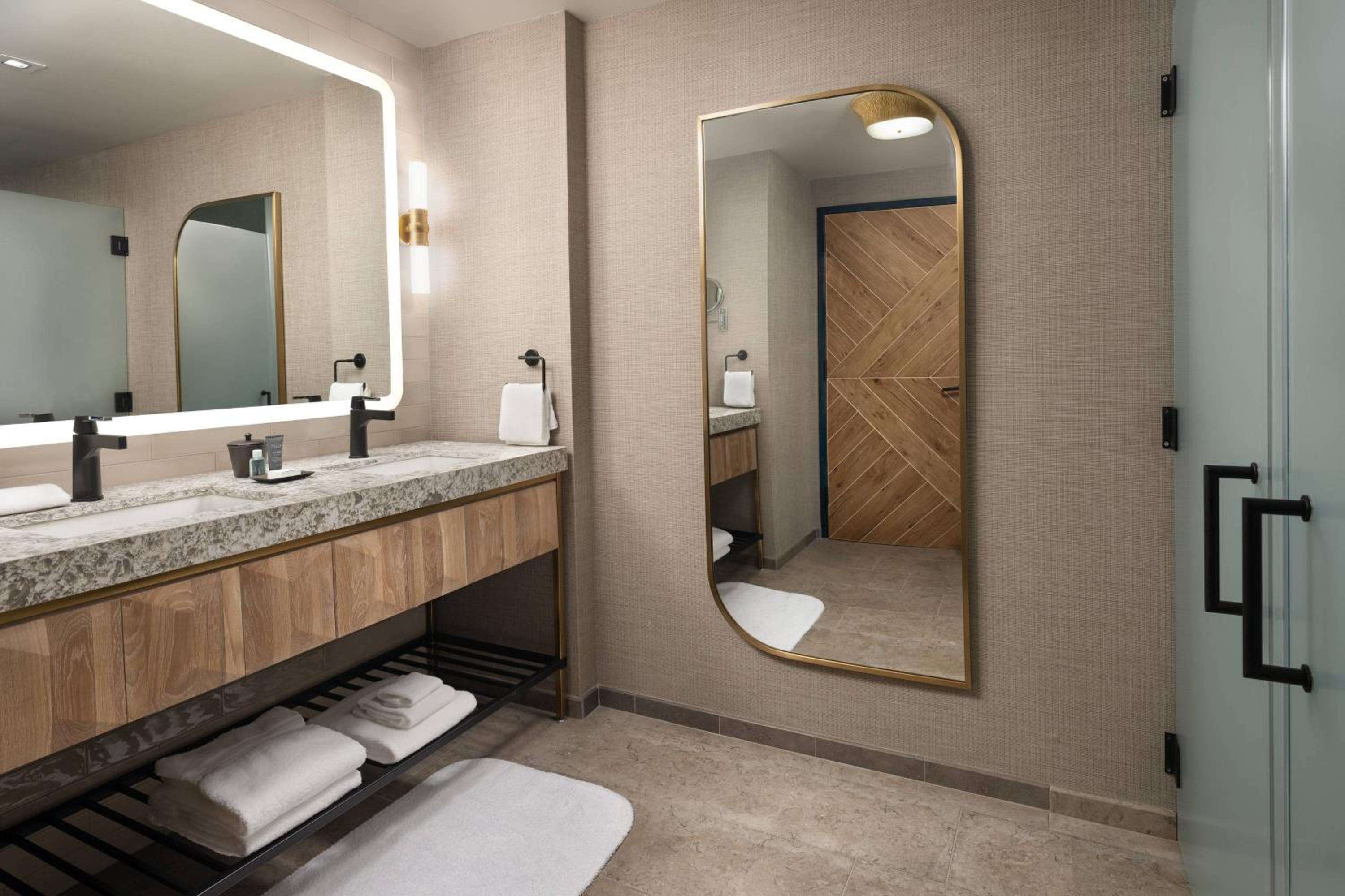 Luminary, 1 Bedroom Suite, 1 King, Sofa bed - Photo 10