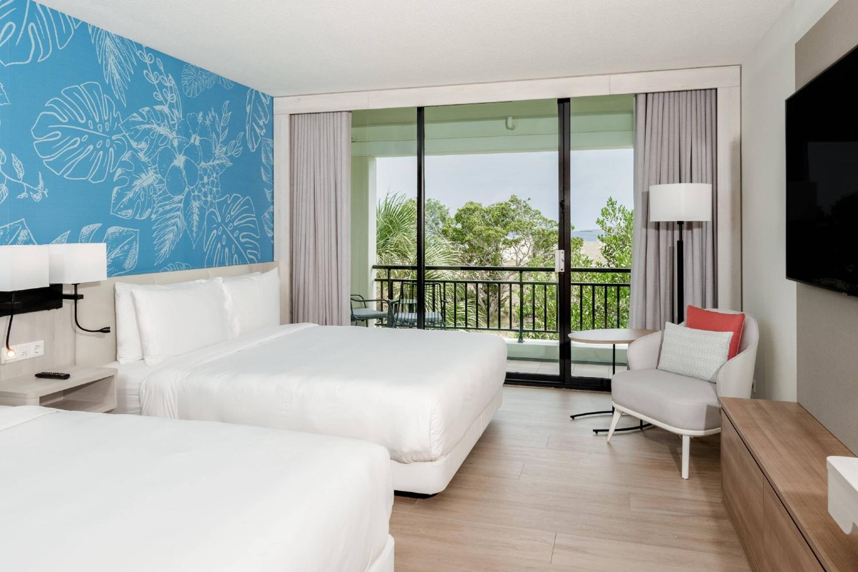 Limited view, Queen bed - Photo 1