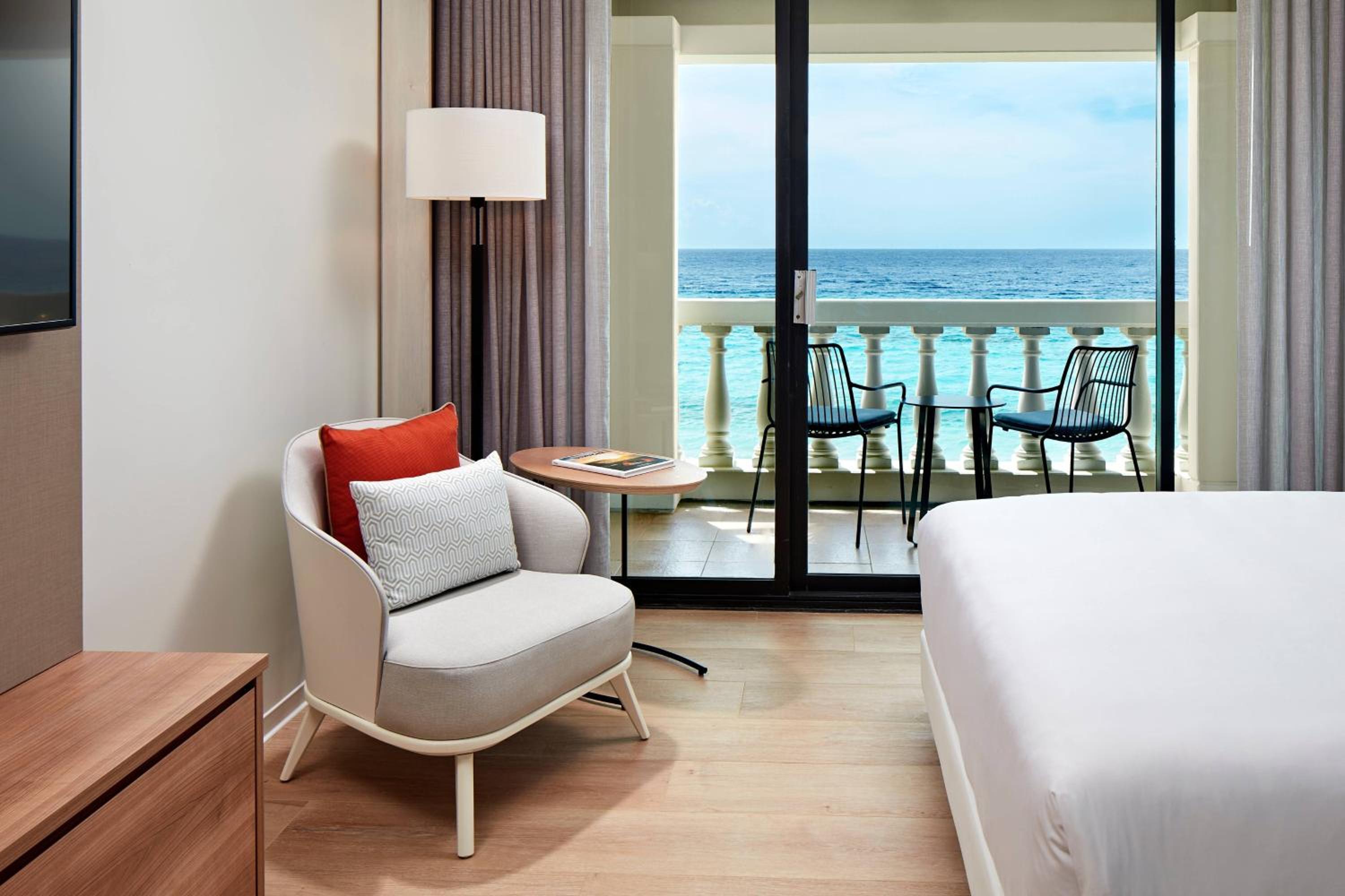 Queen Room with Two Queen Beds - Ocean Front - Photo 4