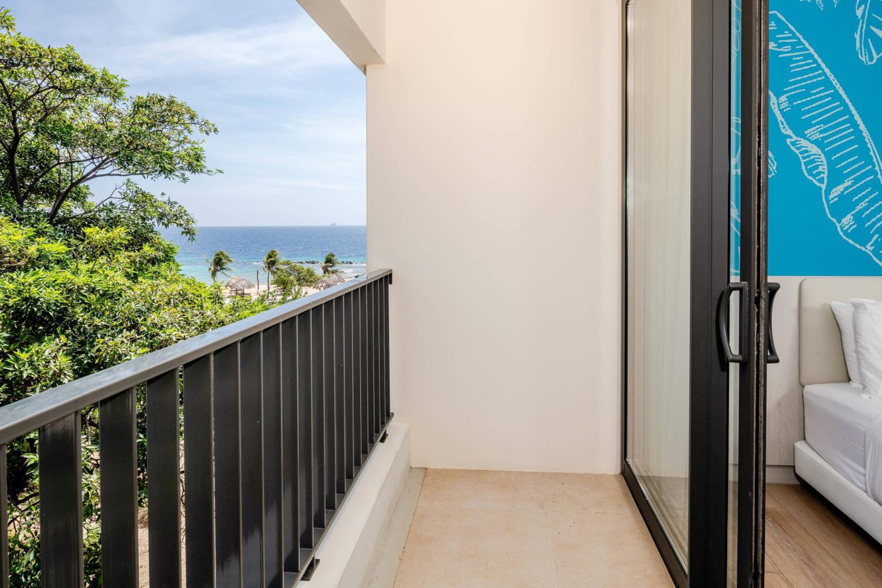 Partial Ocean view, Queen bed - Photo 2
