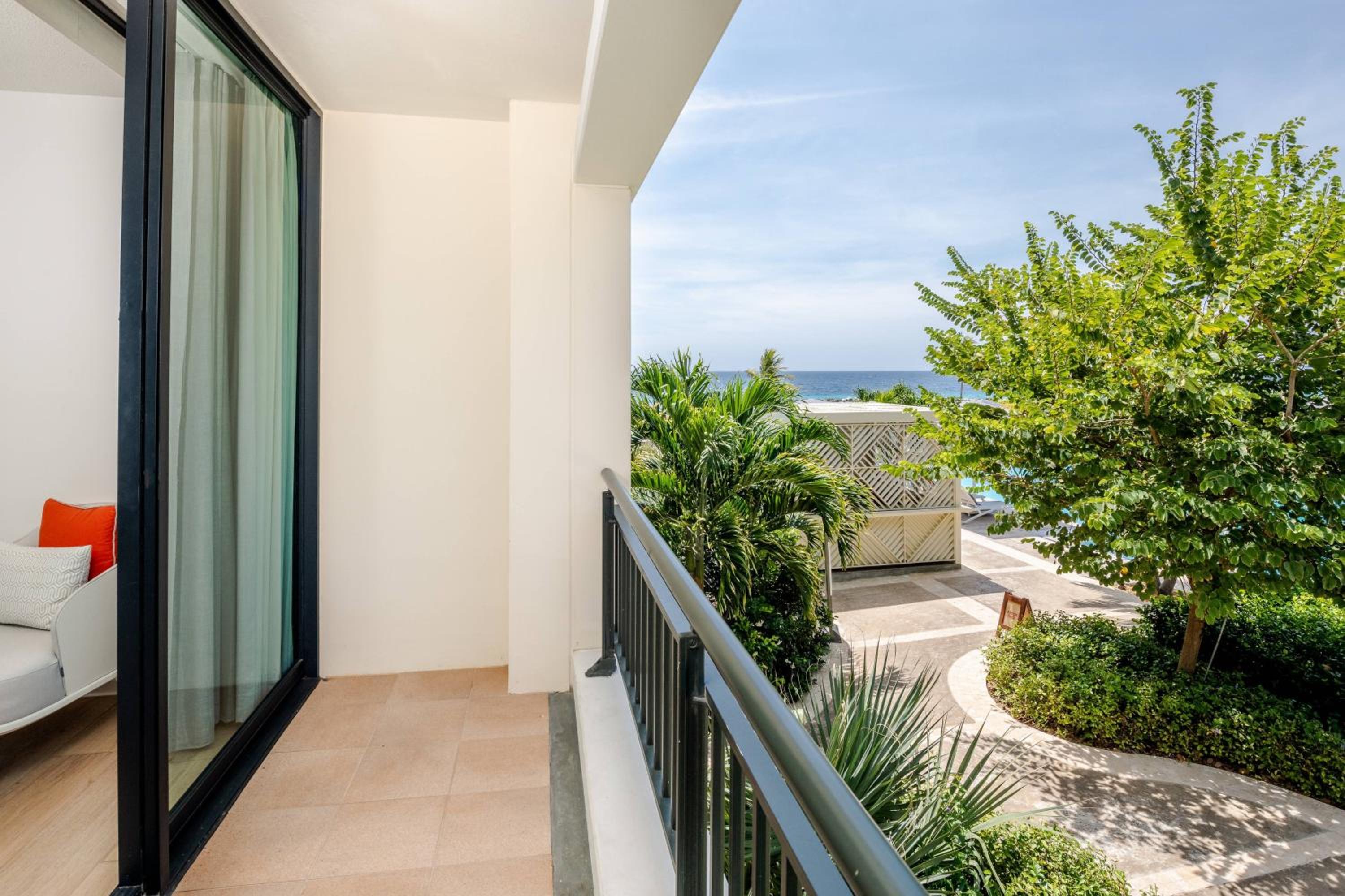 Partial Ocean view, King bed - Photo 5