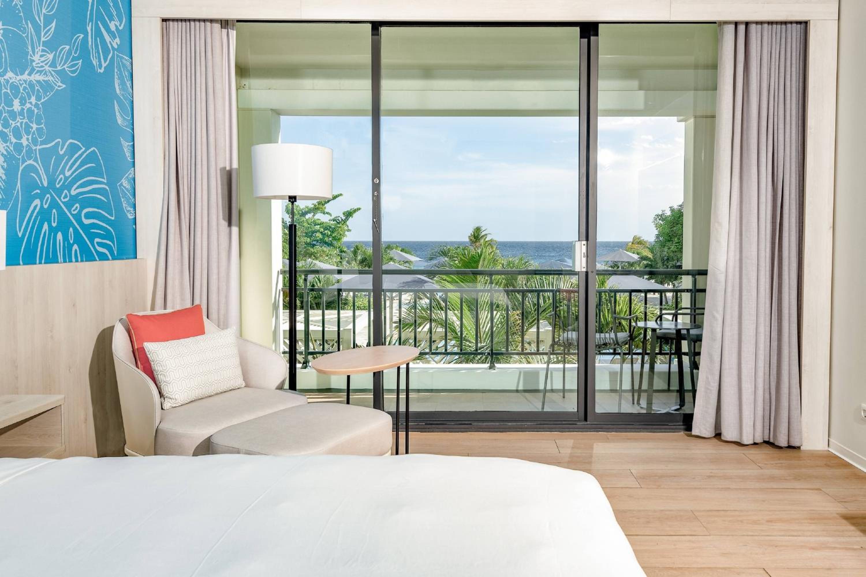 Guest room, 1 King, Ocean View, Balcony - Photo 9