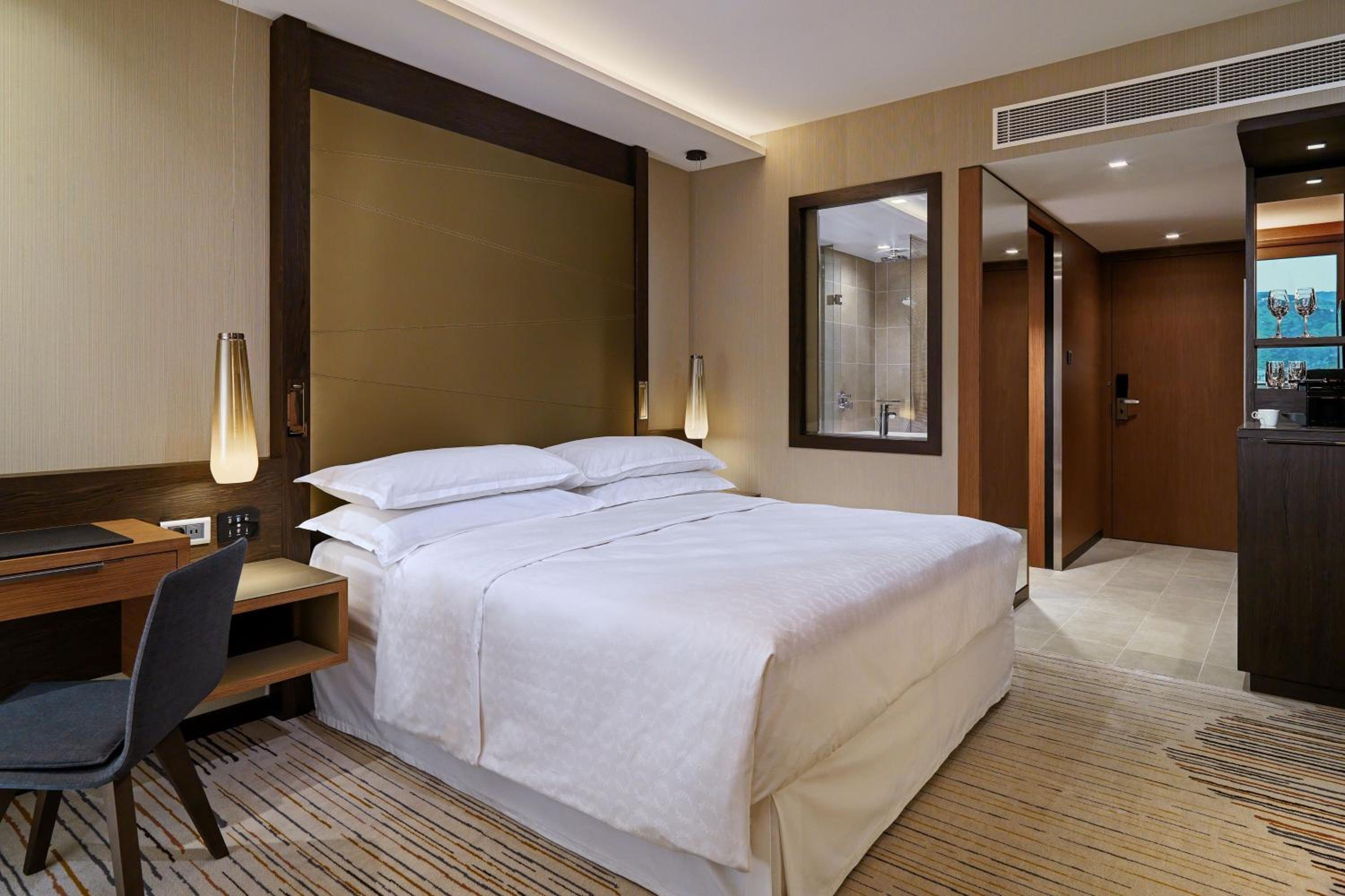 Deluxe King with Balcony, Guest room, 1 King, City view